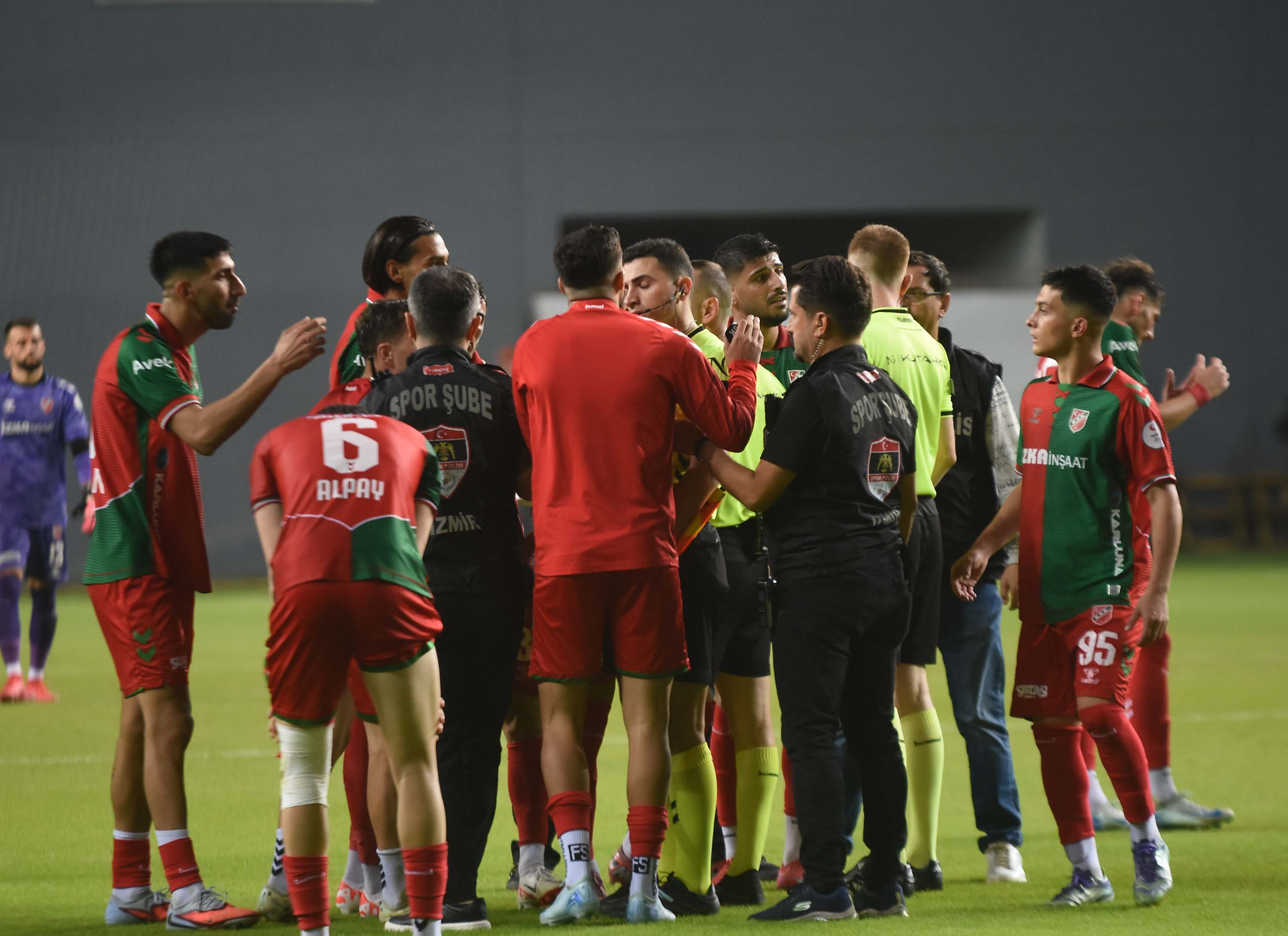 Altay-Karşıyaka mücadelesinden kareler...