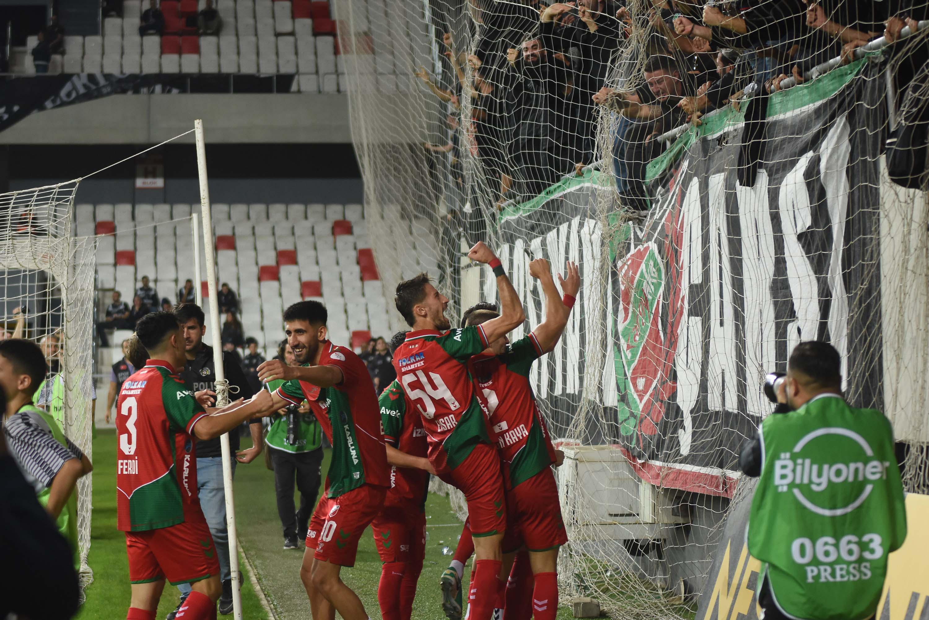 Altay-Karşıyaka mücadelesinden kareler...