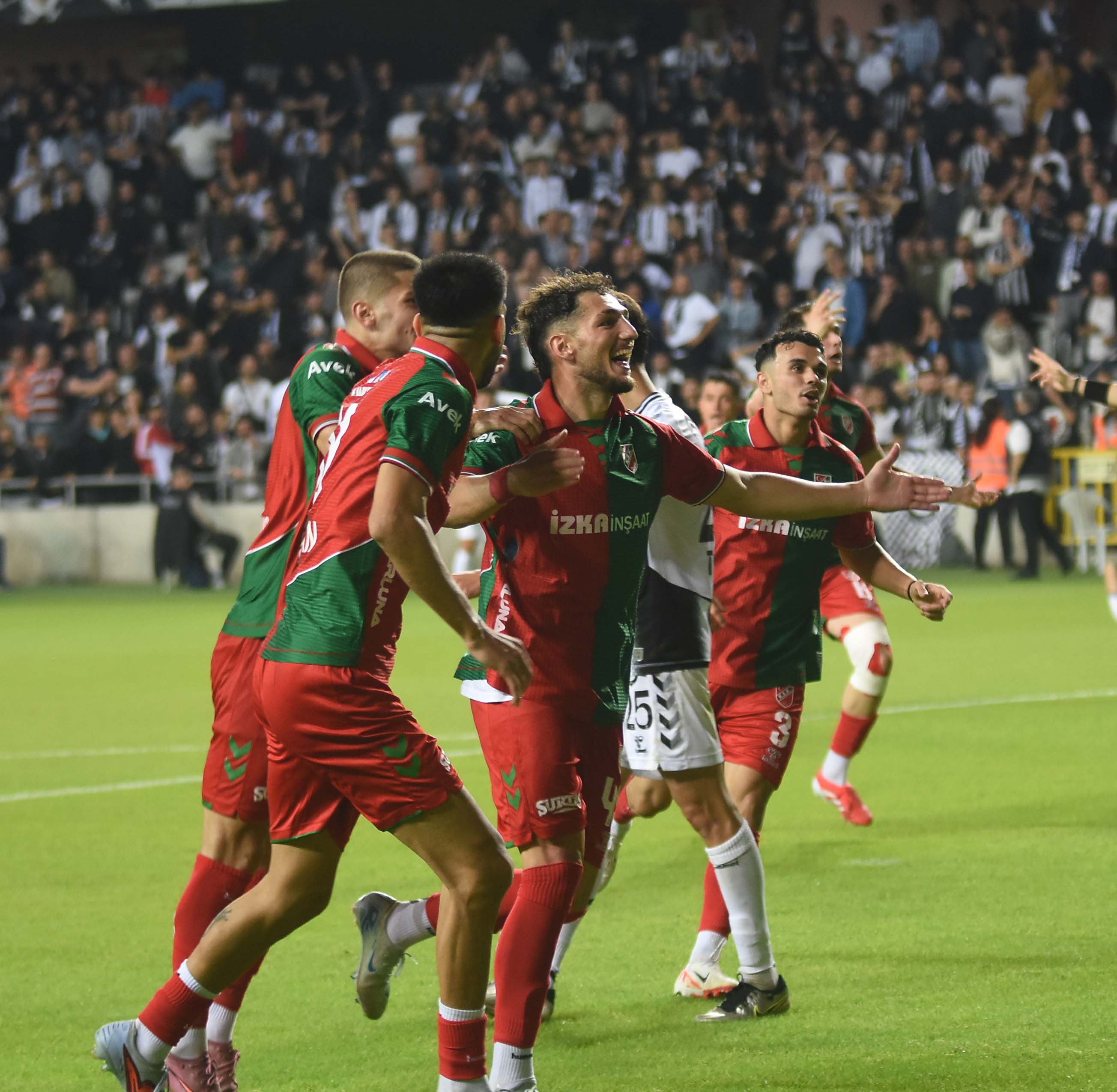 Altay-Karşıyaka mücadelesinden kareler...