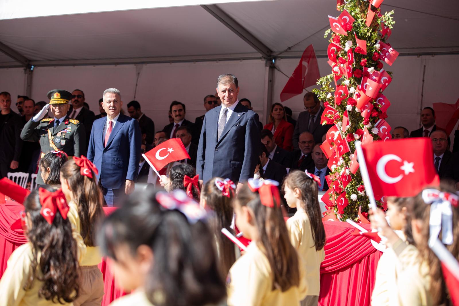 İzmir'de Cumhuriyet'in 102'nci yılı coşkusu