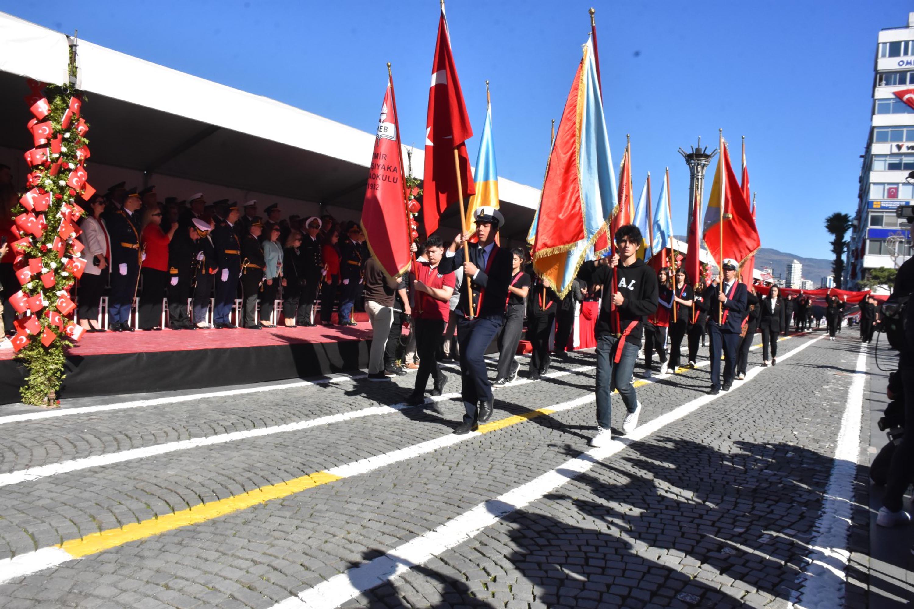 İzmir'de Cumhuriyet'in 102'nci yılı coşkusu