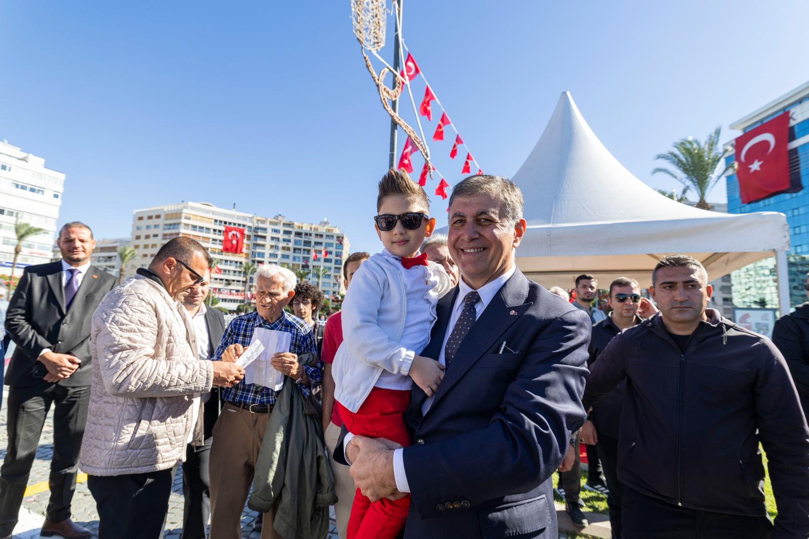 İzmir'de Cumhuriyet'in 102'nci yılı coşkusu