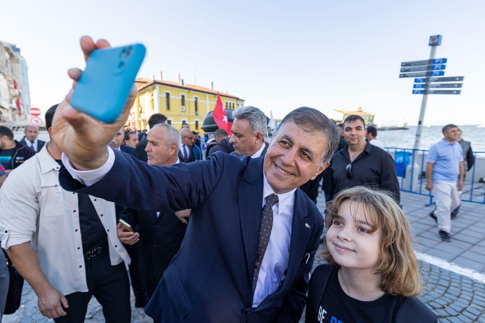 İzmir'de Cumhuriyet'in 102'nci yılı coşkusu