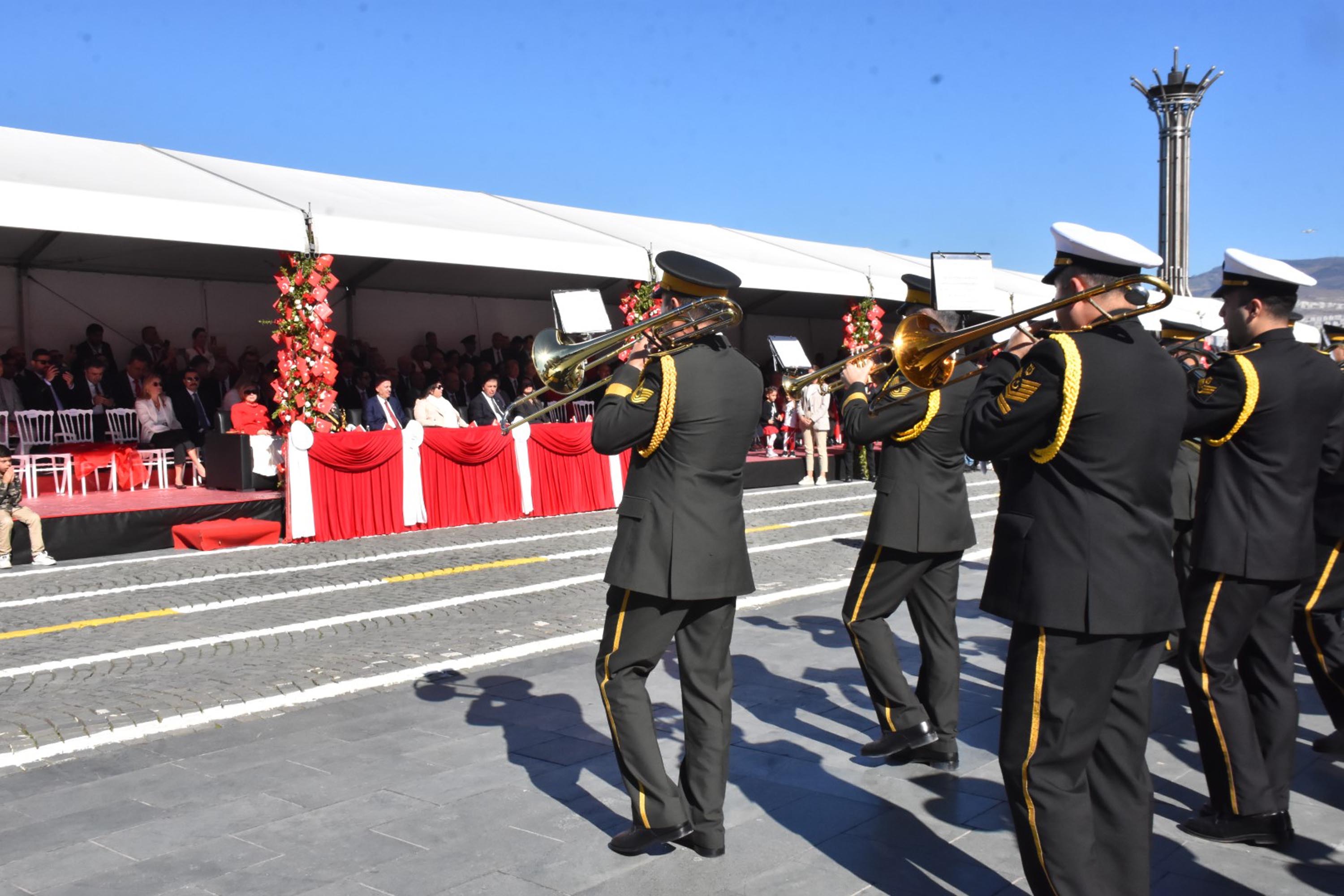 İzmir'de Cumhuriyet'in 102'nci yılı coşkusu