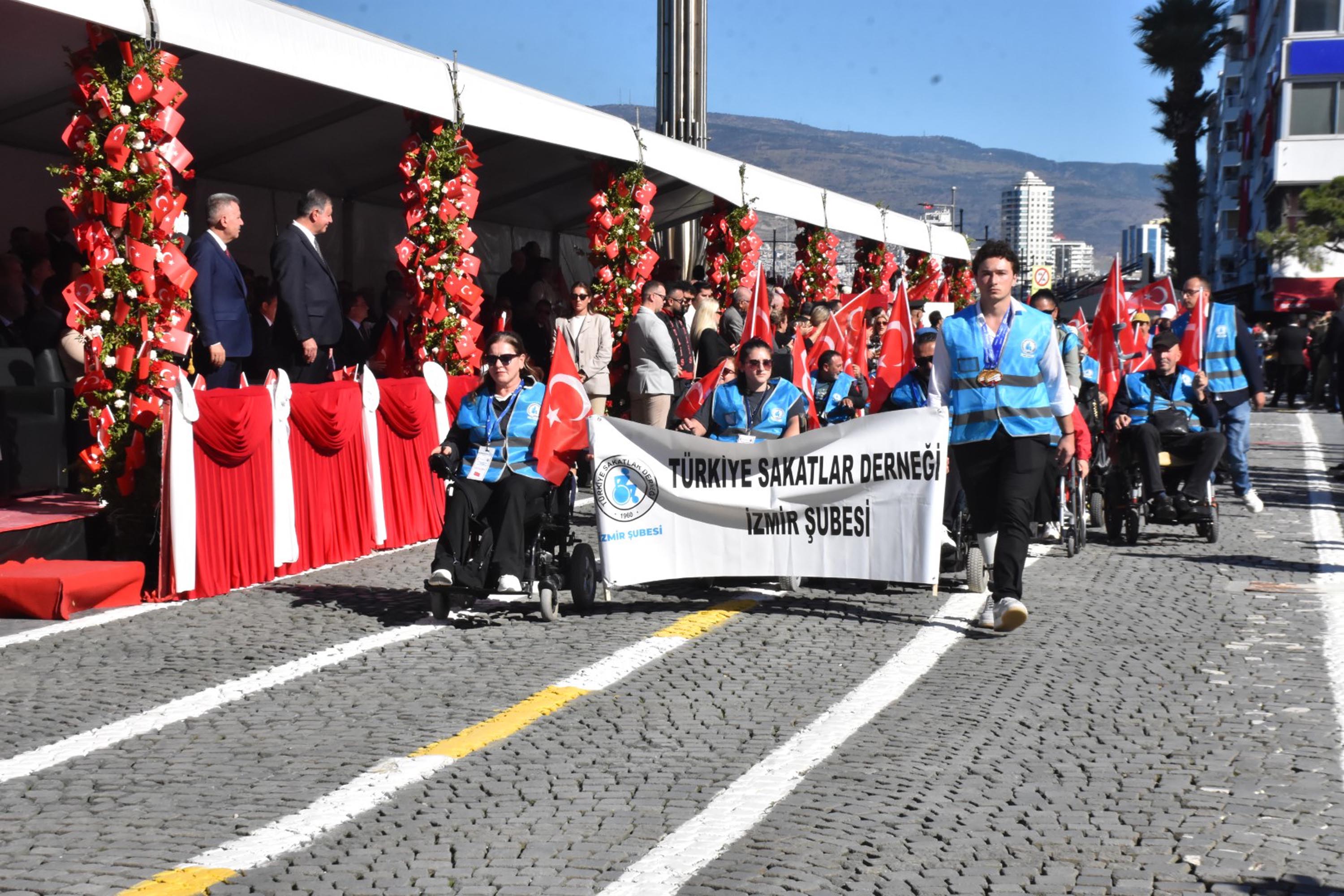 İzmir'de Cumhuriyet'in 102'nci yılı coşkusu