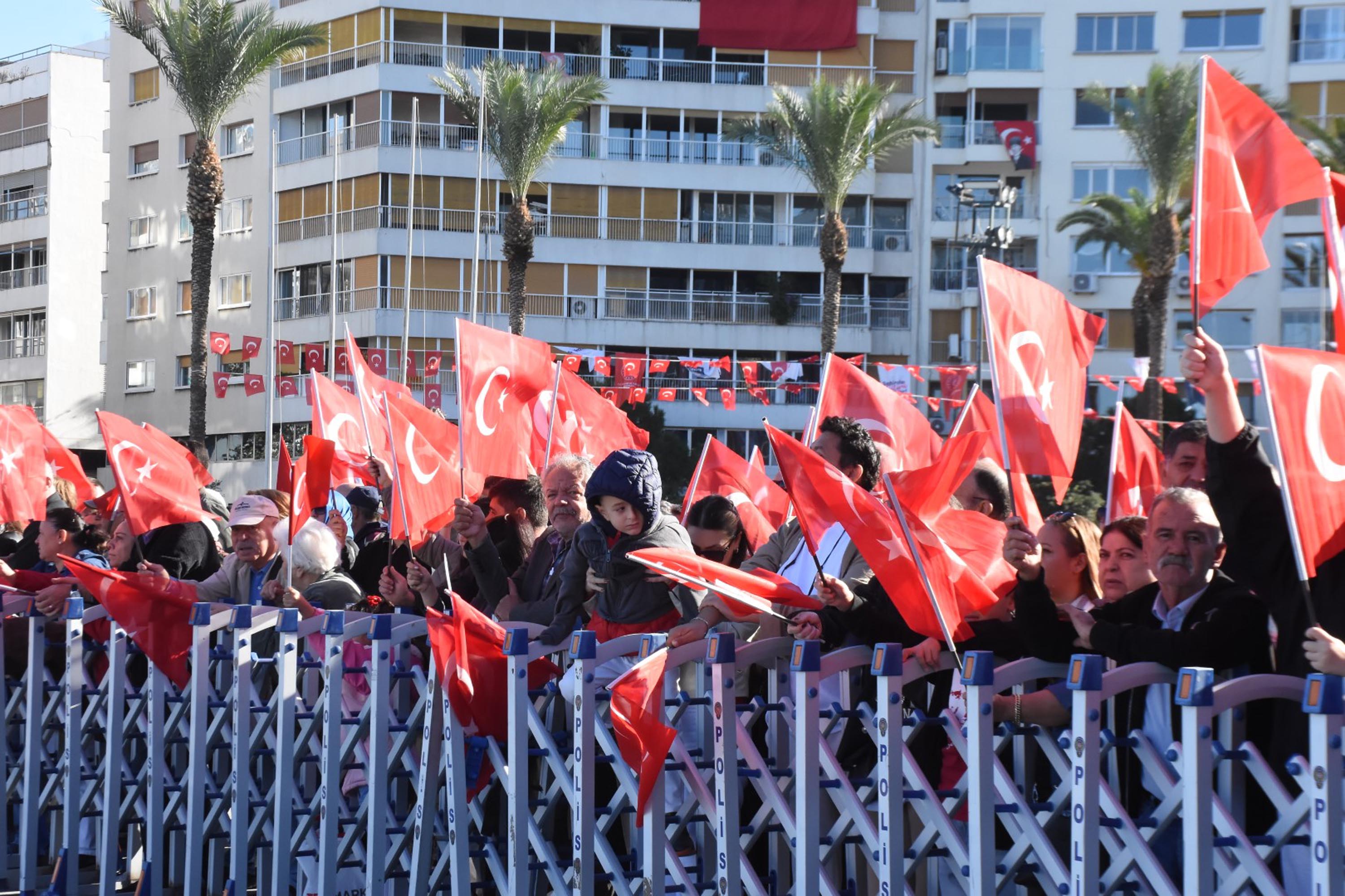İzmir'de Cumhuriyet'in 102'nci yılı coşkusu