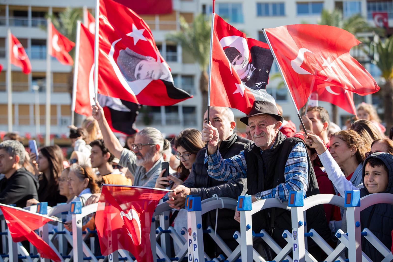 İzmir'de Cumhuriyet'in 102'nci yılı coşkusu