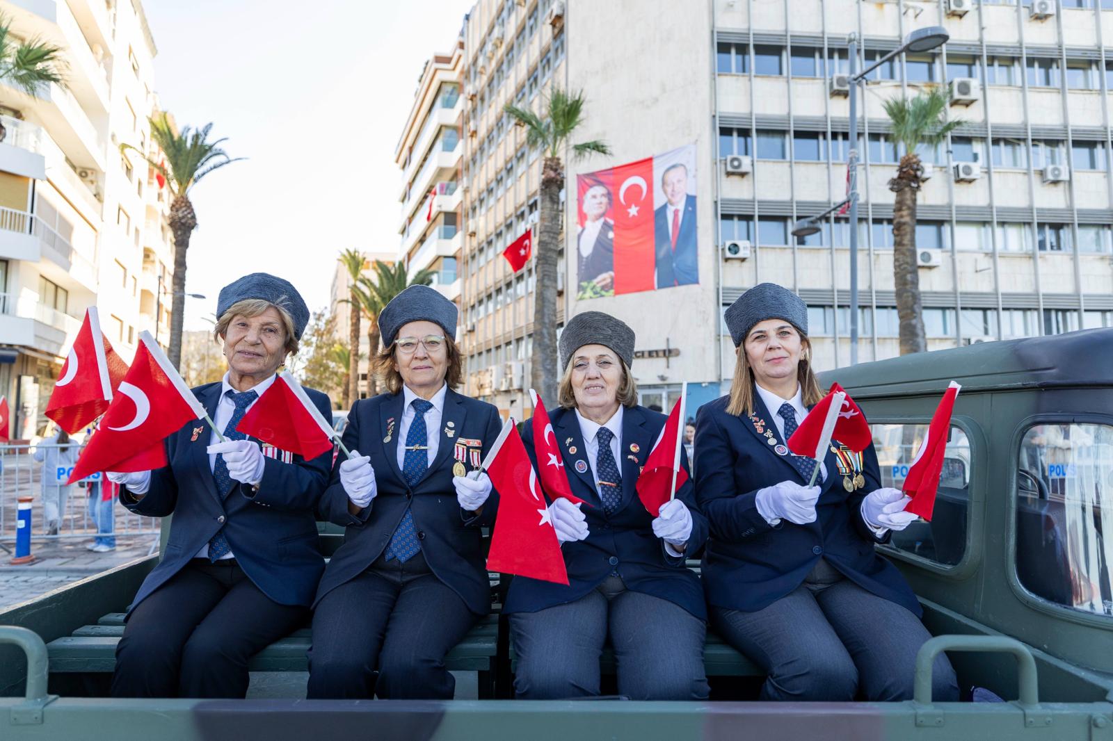 İzmir'de Cumhuriyet'in 102'nci yılı coşkusu