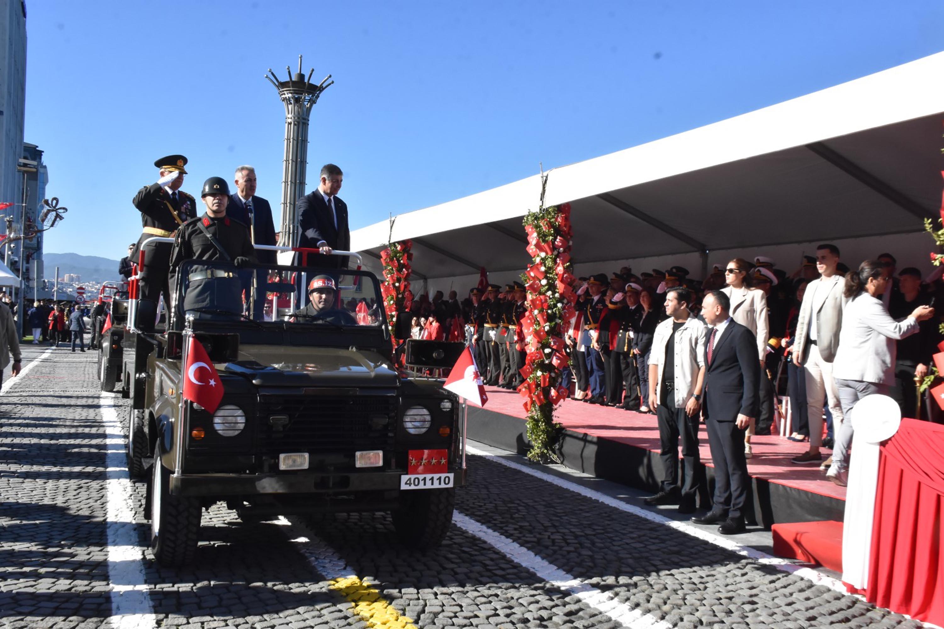 İzmir'de Cumhuriyet'in 102'nci yılı coşkusu