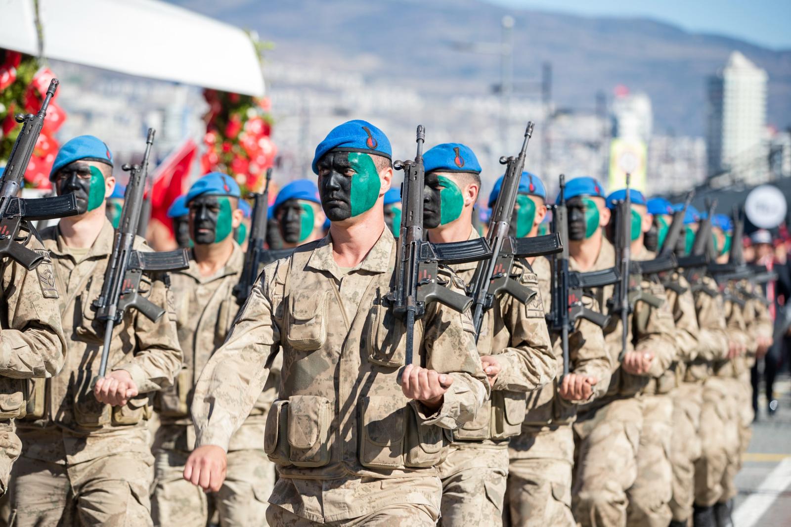 İzmir'de Cumhuriyet'in 102'nci yılı coşkusu