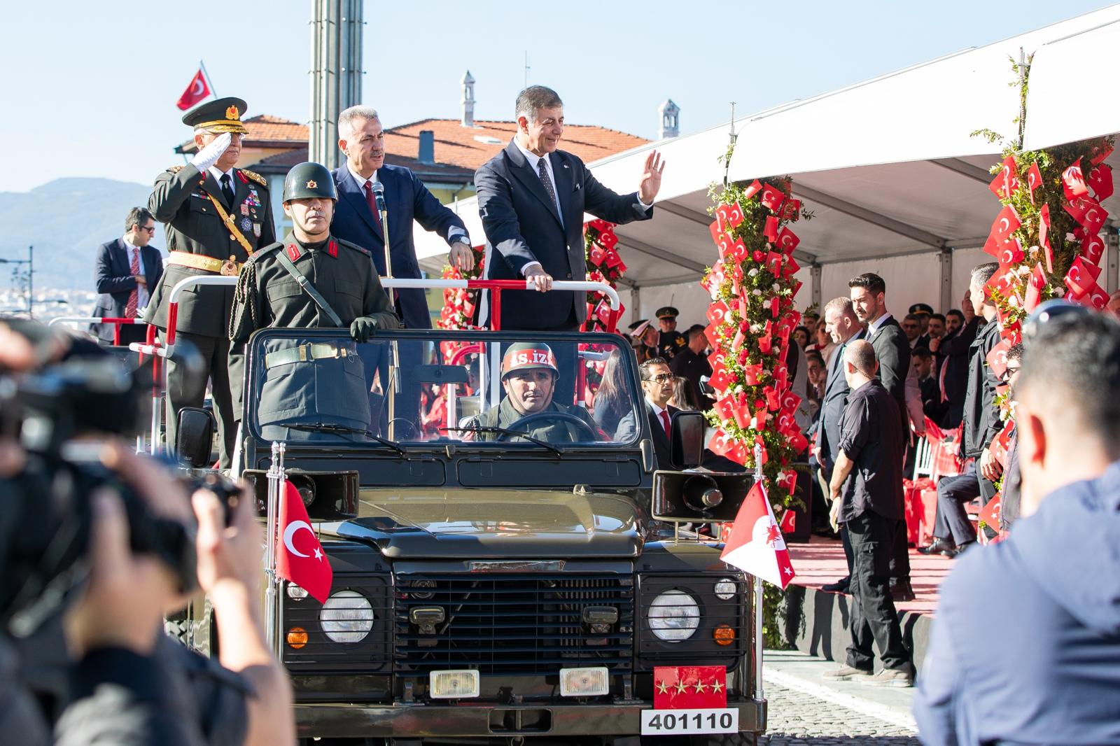 İzmir'de Cumhuriyet'in 102'nci yılı coşkusu