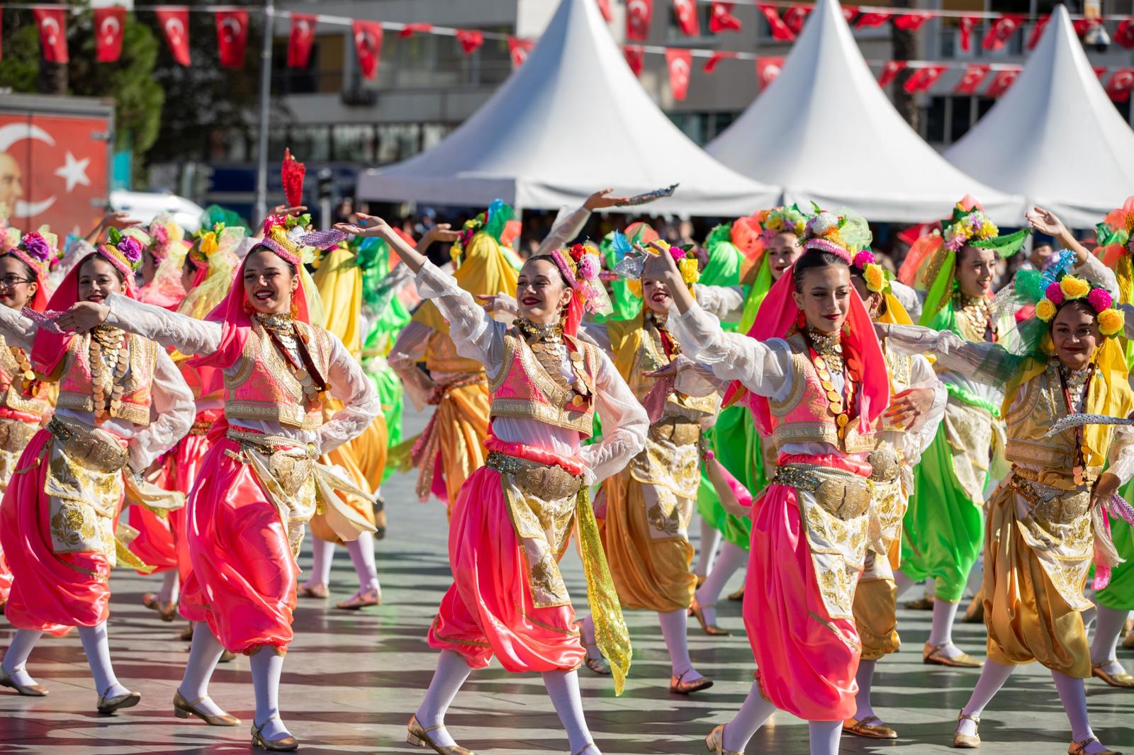 İzmir'de Cumhuriyet'in 102'nci yılı coşkusu
