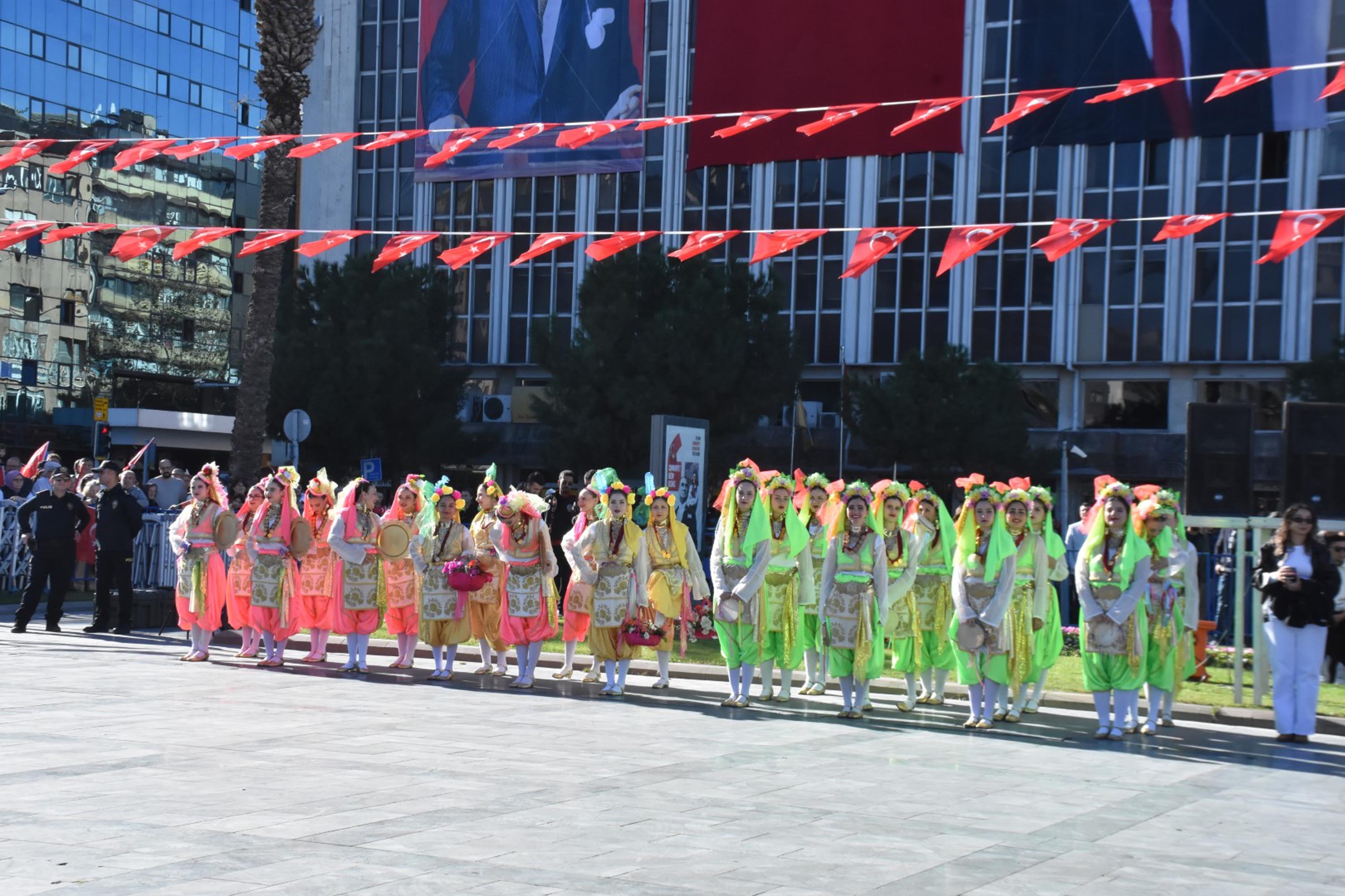 İzmir'de Cumhuriyet'in 102'nci yılı coşkusu