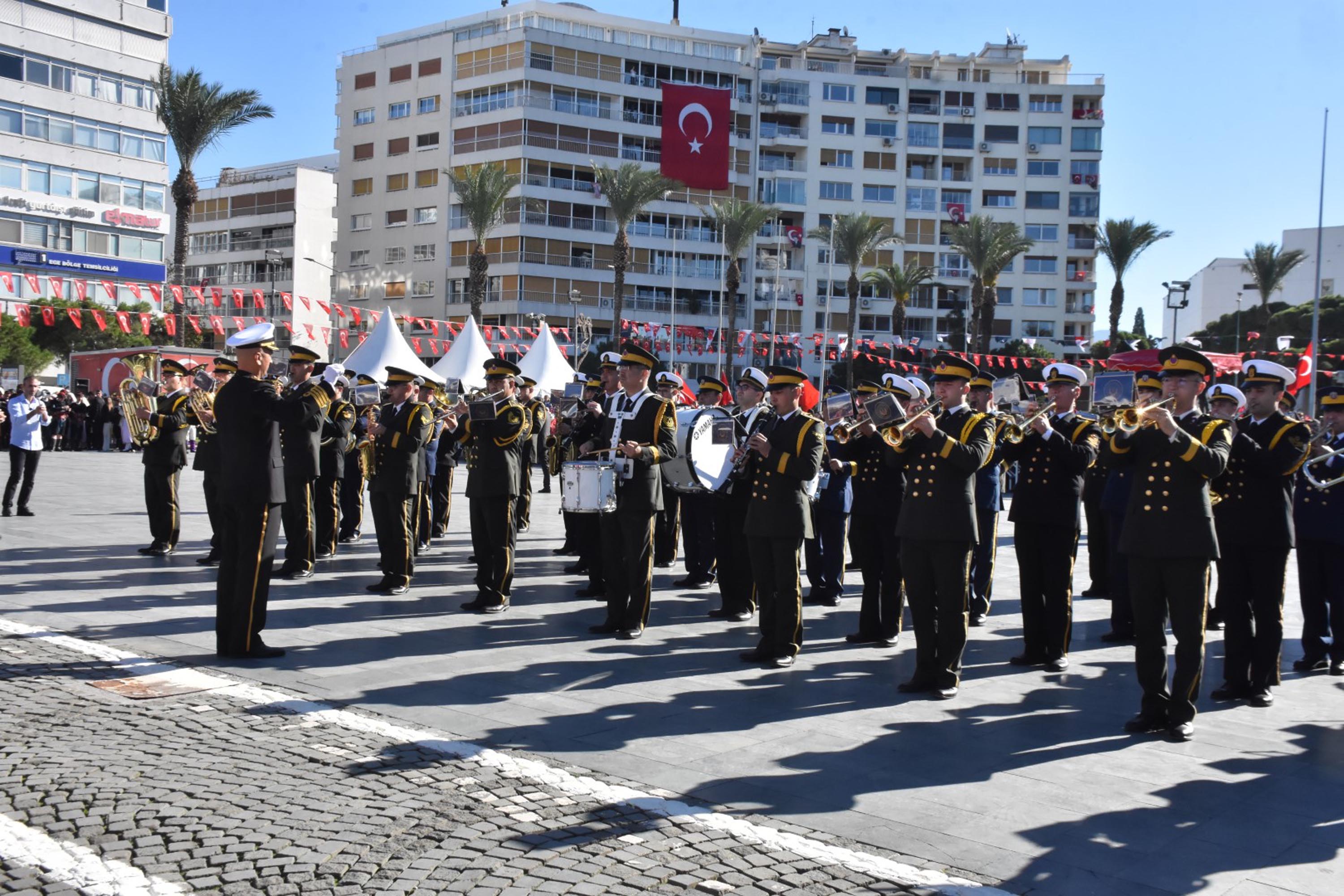 İzmir'de Cumhuriyet'in 102'nci yılı coşkusu