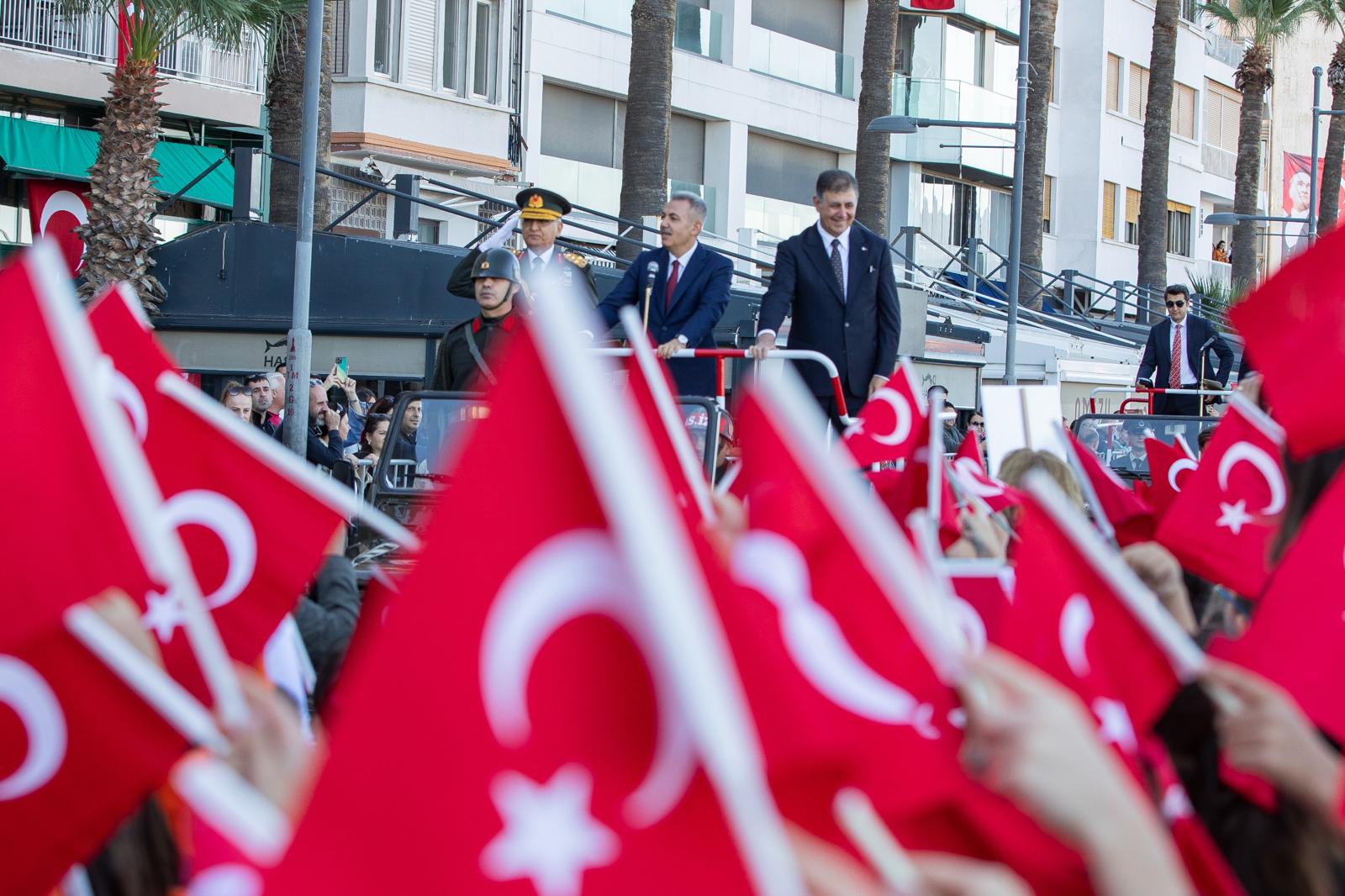 İzmir'de Cumhuriyet'in 102'nci yılı coşkusu