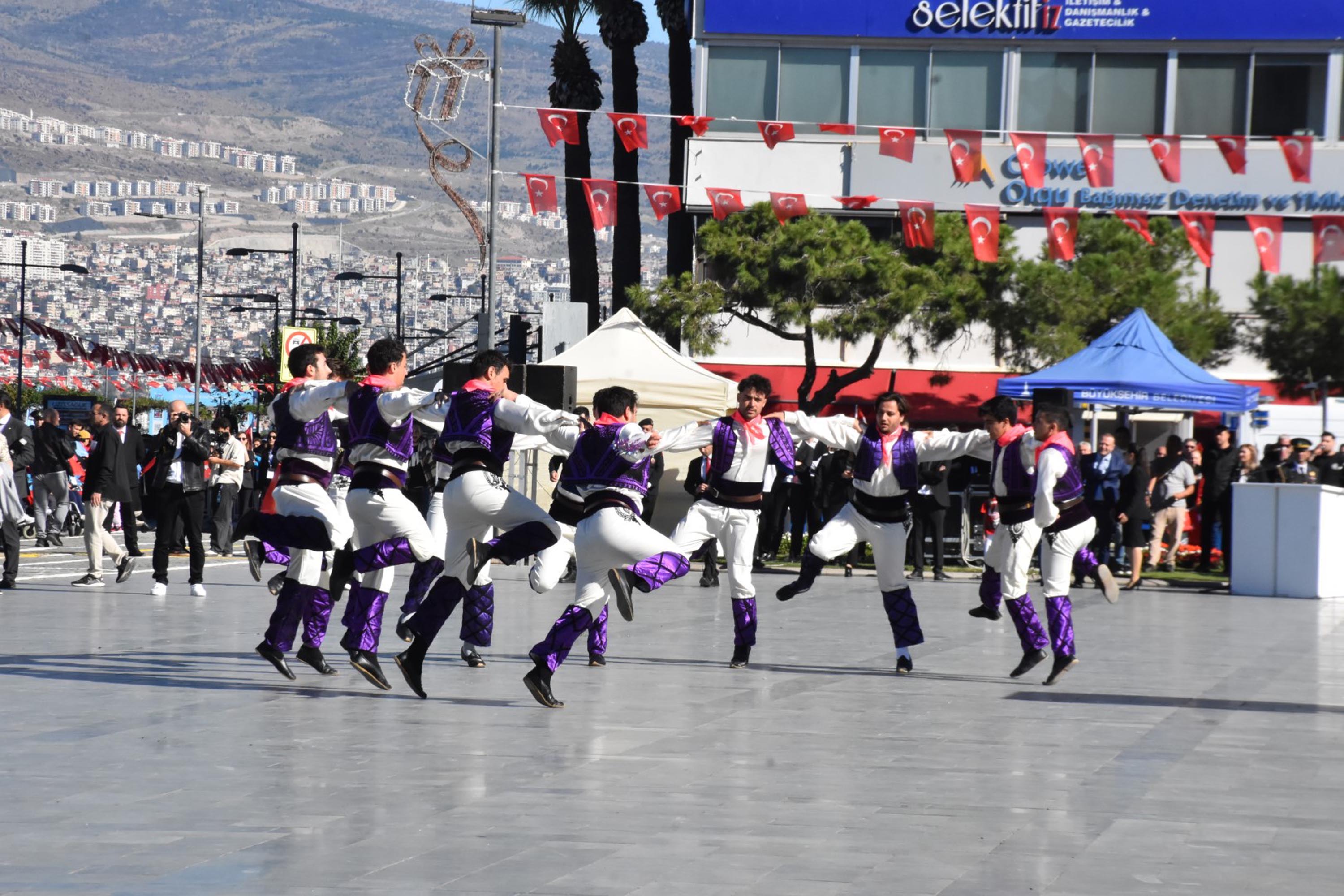 İzmir'de Cumhuriyet'in 102'nci yılı coşkusu