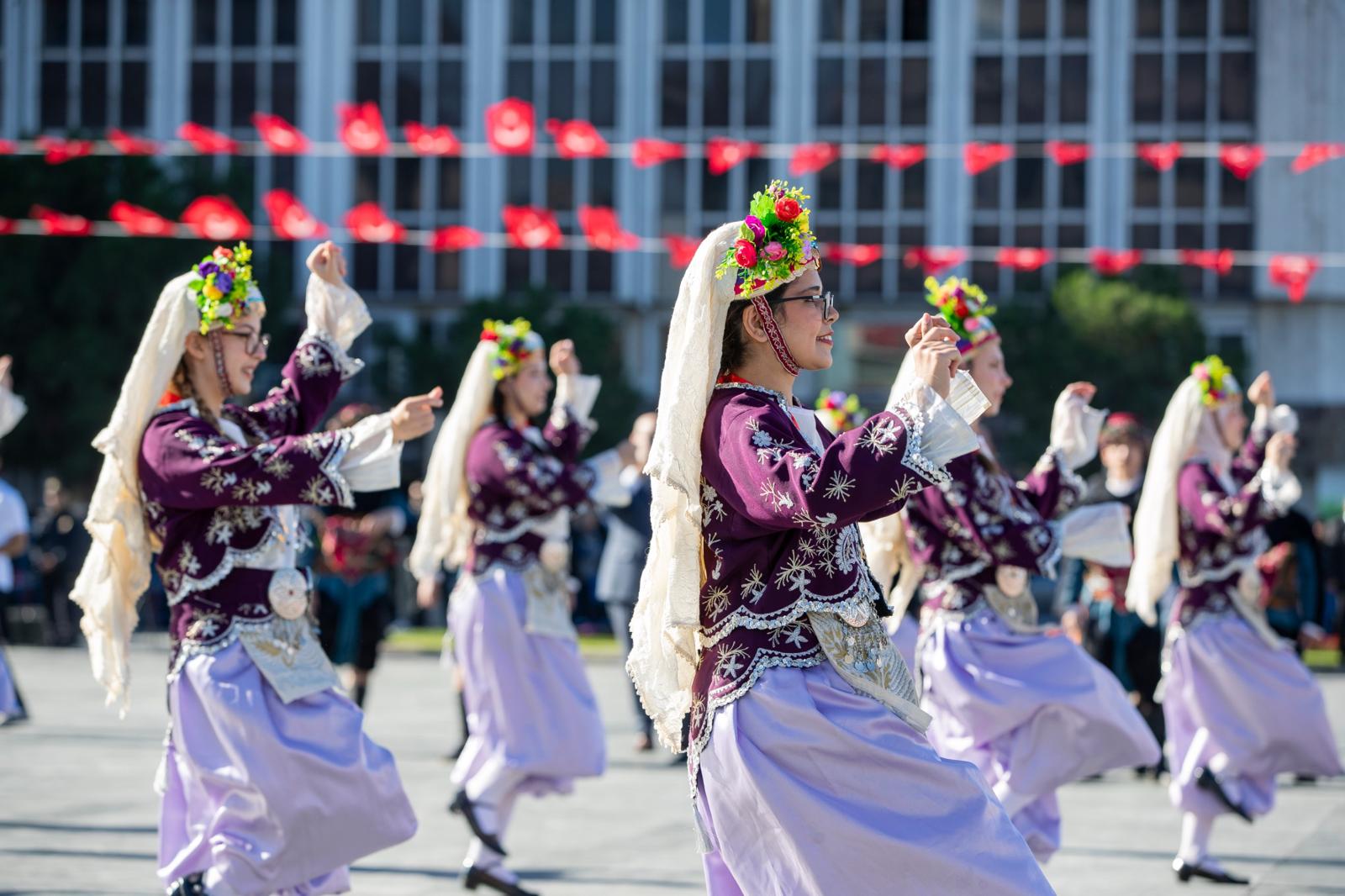 İzmir'de Cumhuriyet'in 102'nci yılı coşkusu