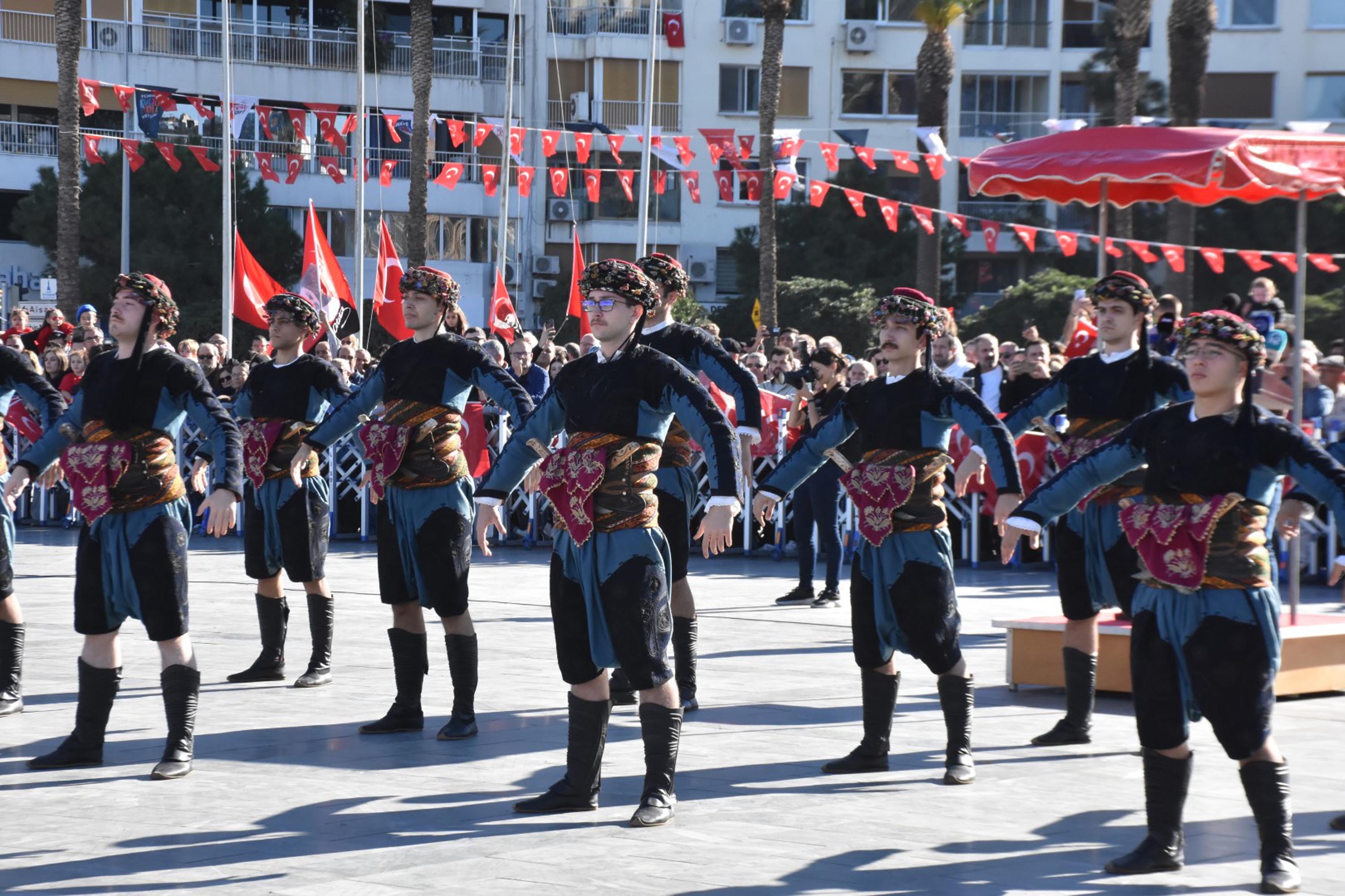 İzmir'de Cumhuriyet'in 102'nci yılı coşkusu