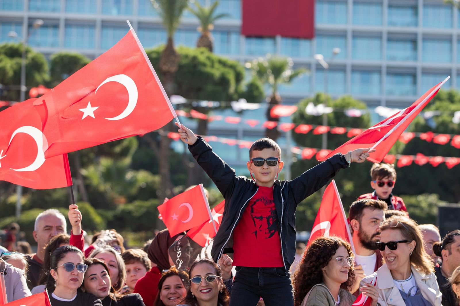 İzmir'de Cumhuriyet'in 102'nci yılı coşkusu