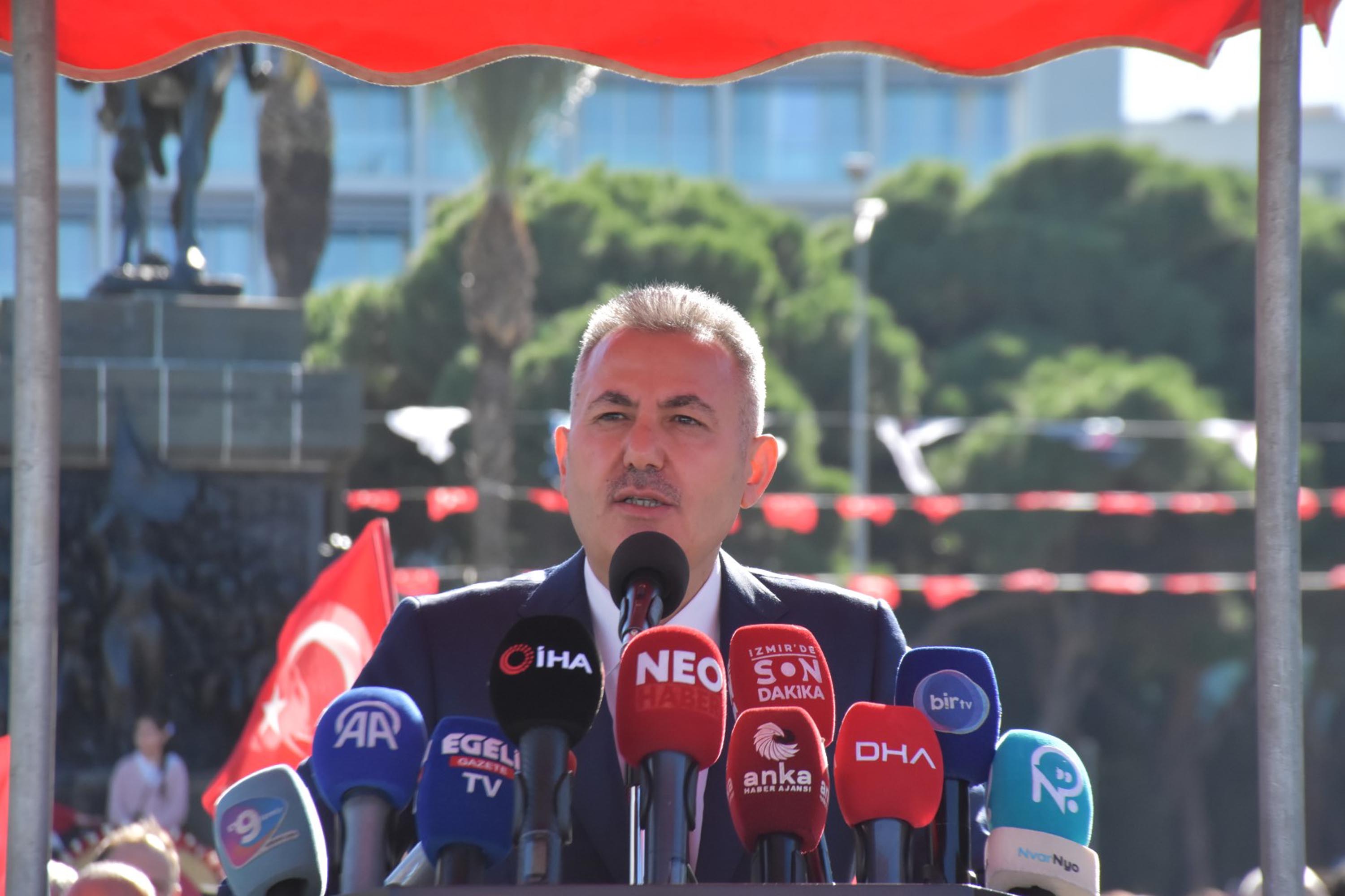 İzmir'de Cumhuriyet'in 102'nci yılı coşkusu