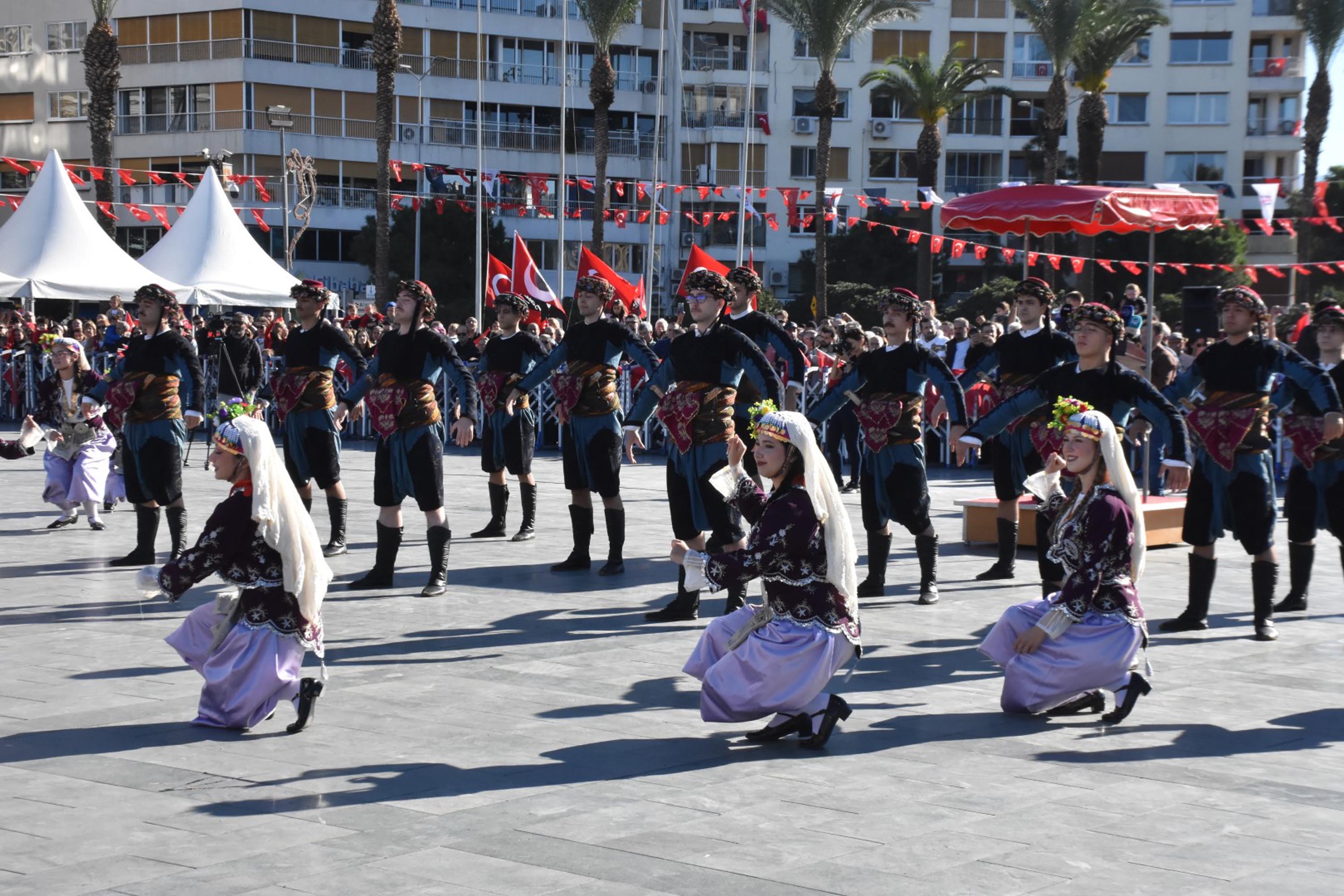 İzmir'de Cumhuriyet'in 102'nci yılı coşkusu