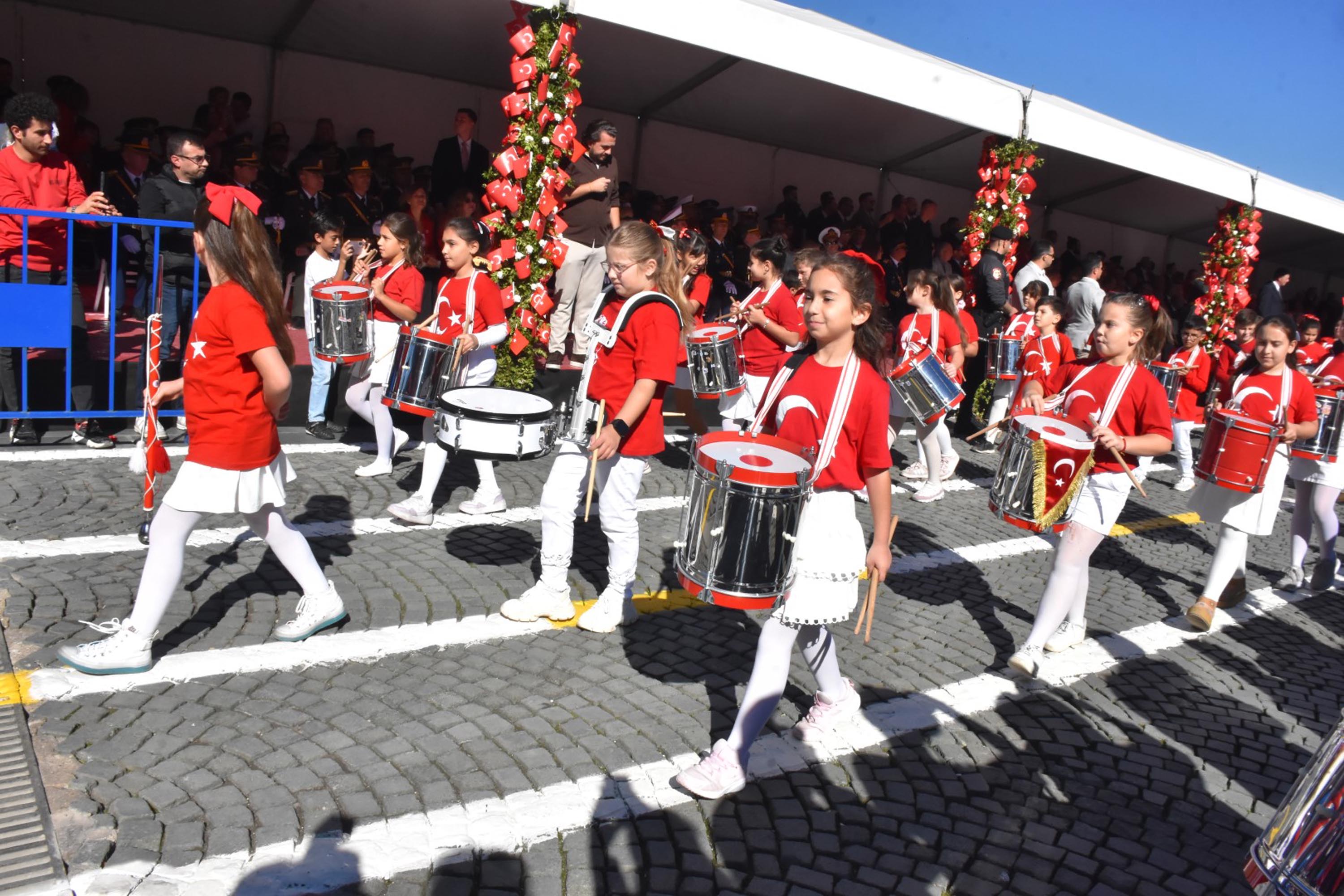 İzmir'de Cumhuriyet'in 102'nci yılı coşkusu