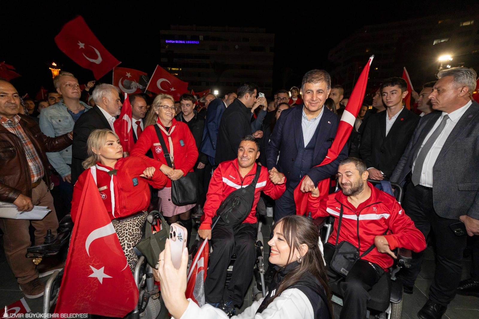 İzmir'de Cumhuriyet Bayramı kutlamalarından renkli görüntüler
