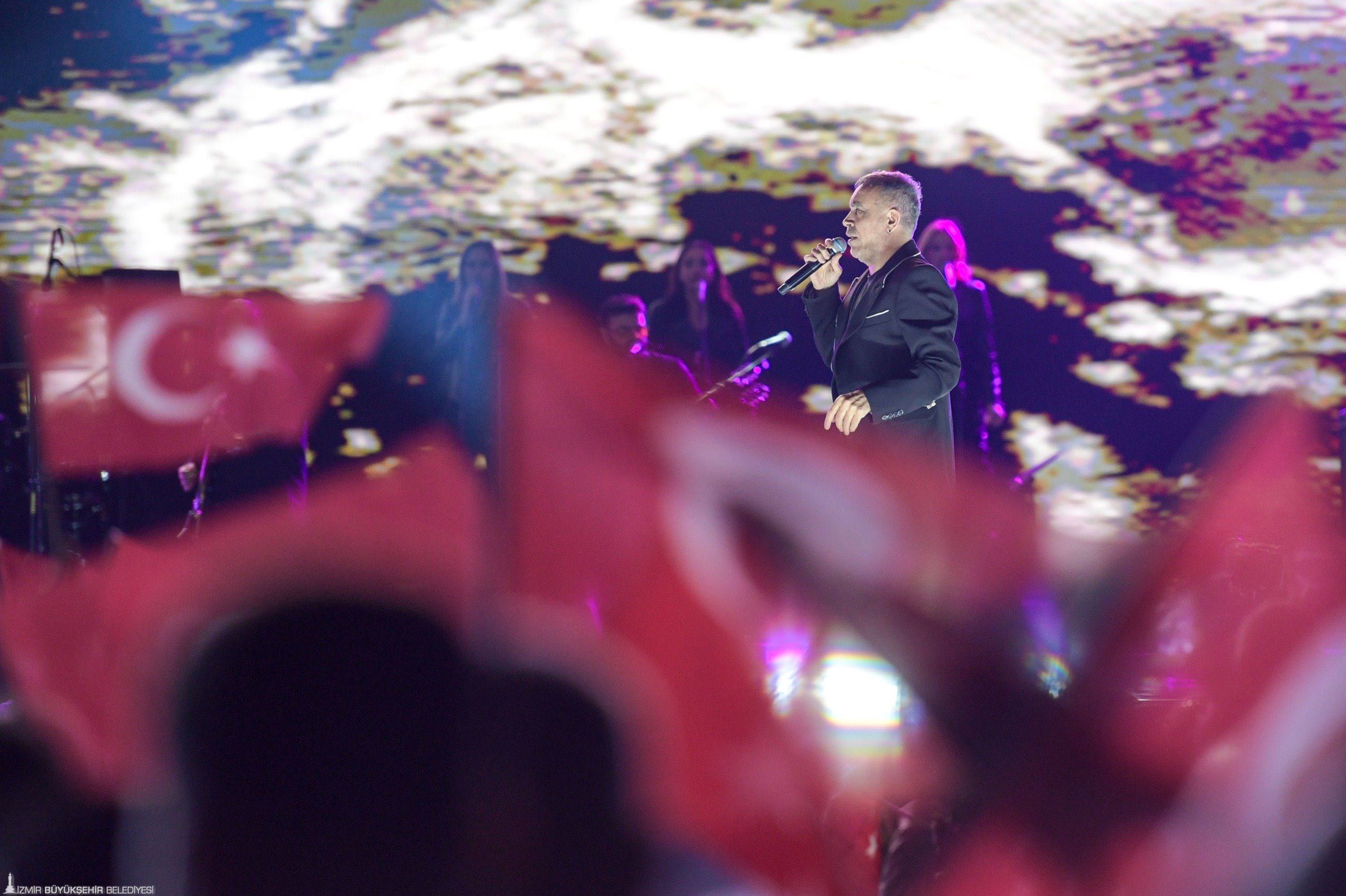 İzmir'de Cumhuriyet Bayramı kutlamalarından renkli görüntüler