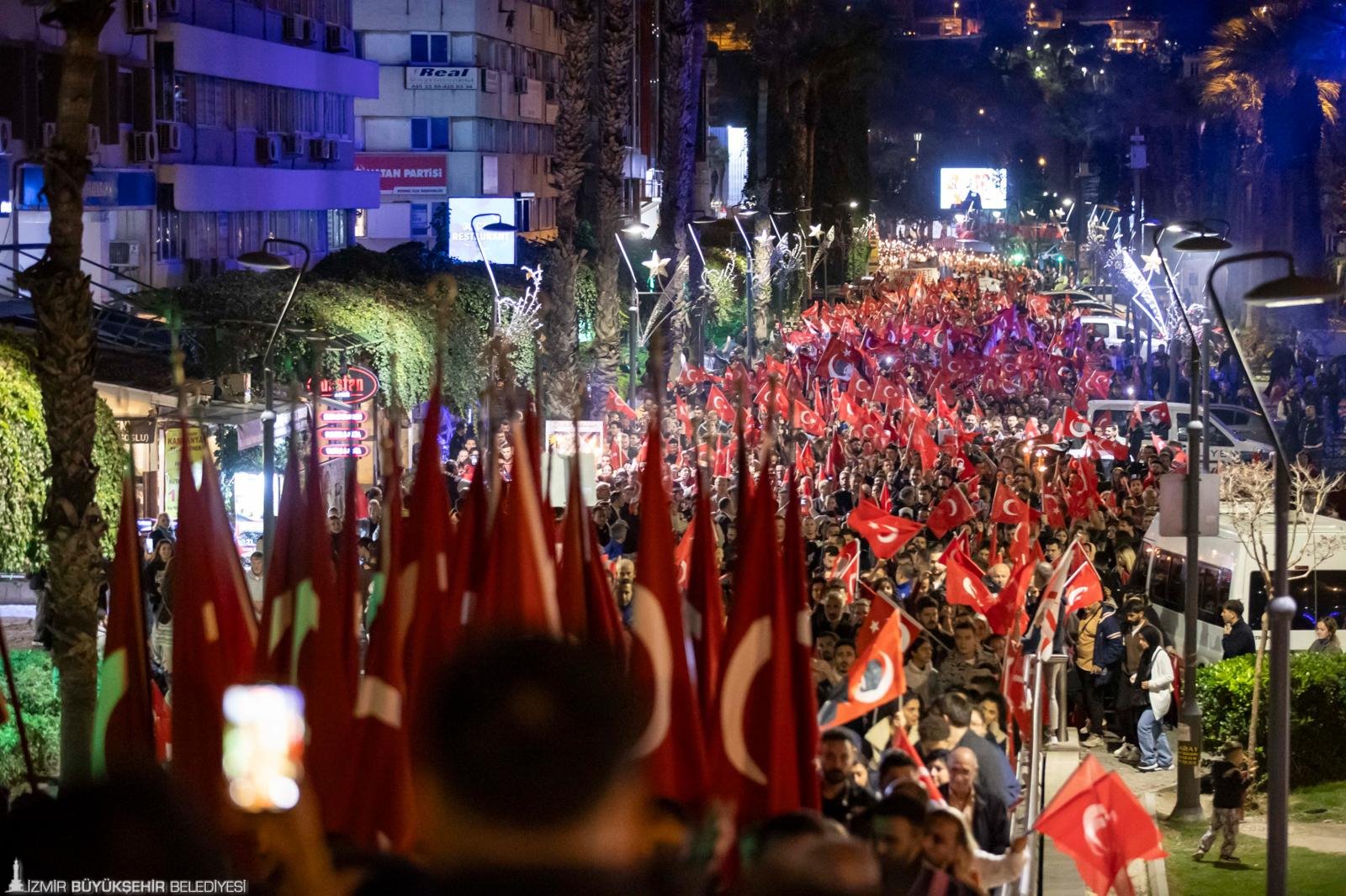 İzmir'de Cumhuriyet Bayramı kutlamalarından renkli görüntüler