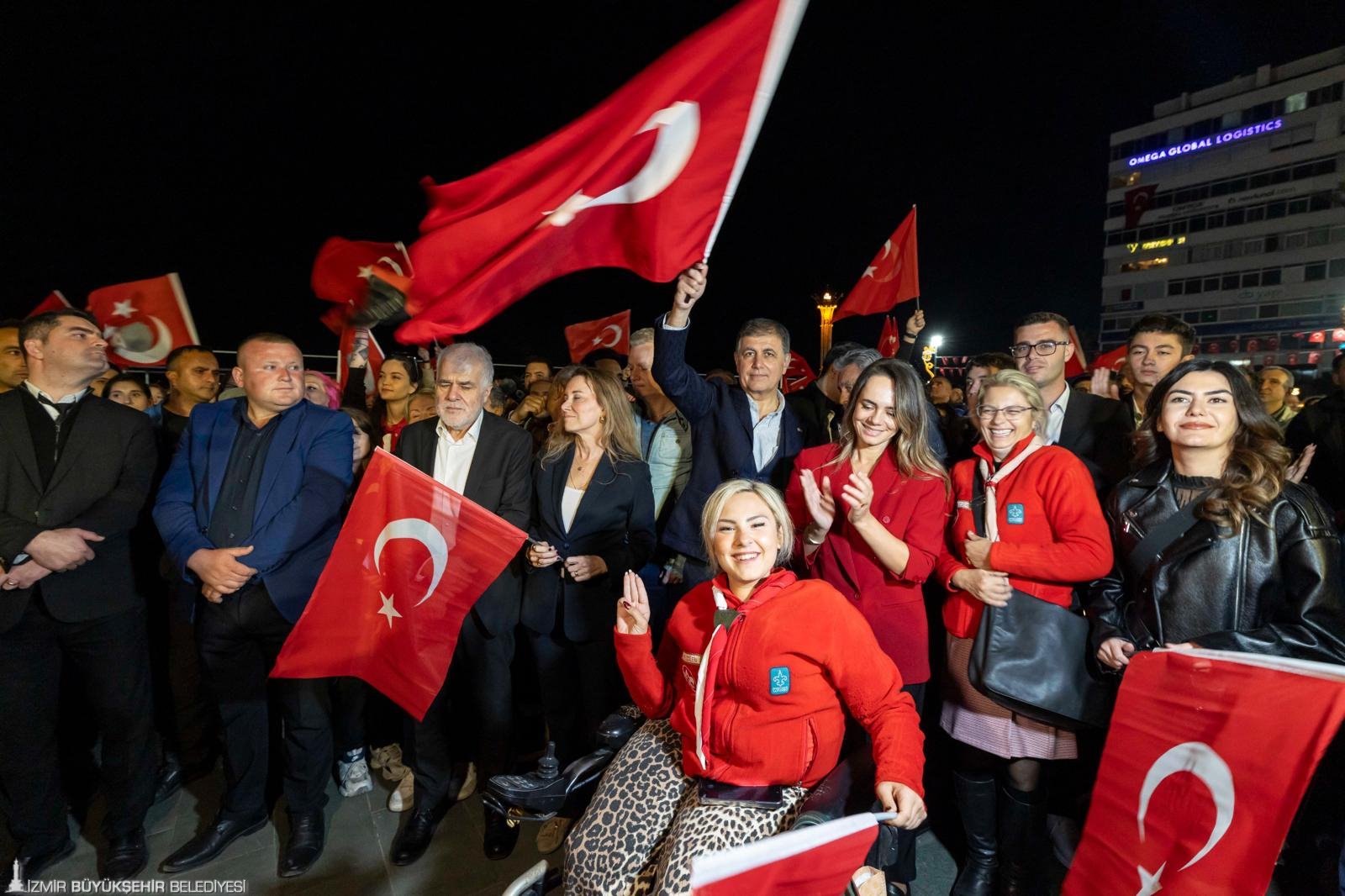 İzmir'de Cumhuriyet Bayramı kutlamalarından renkli görüntüler