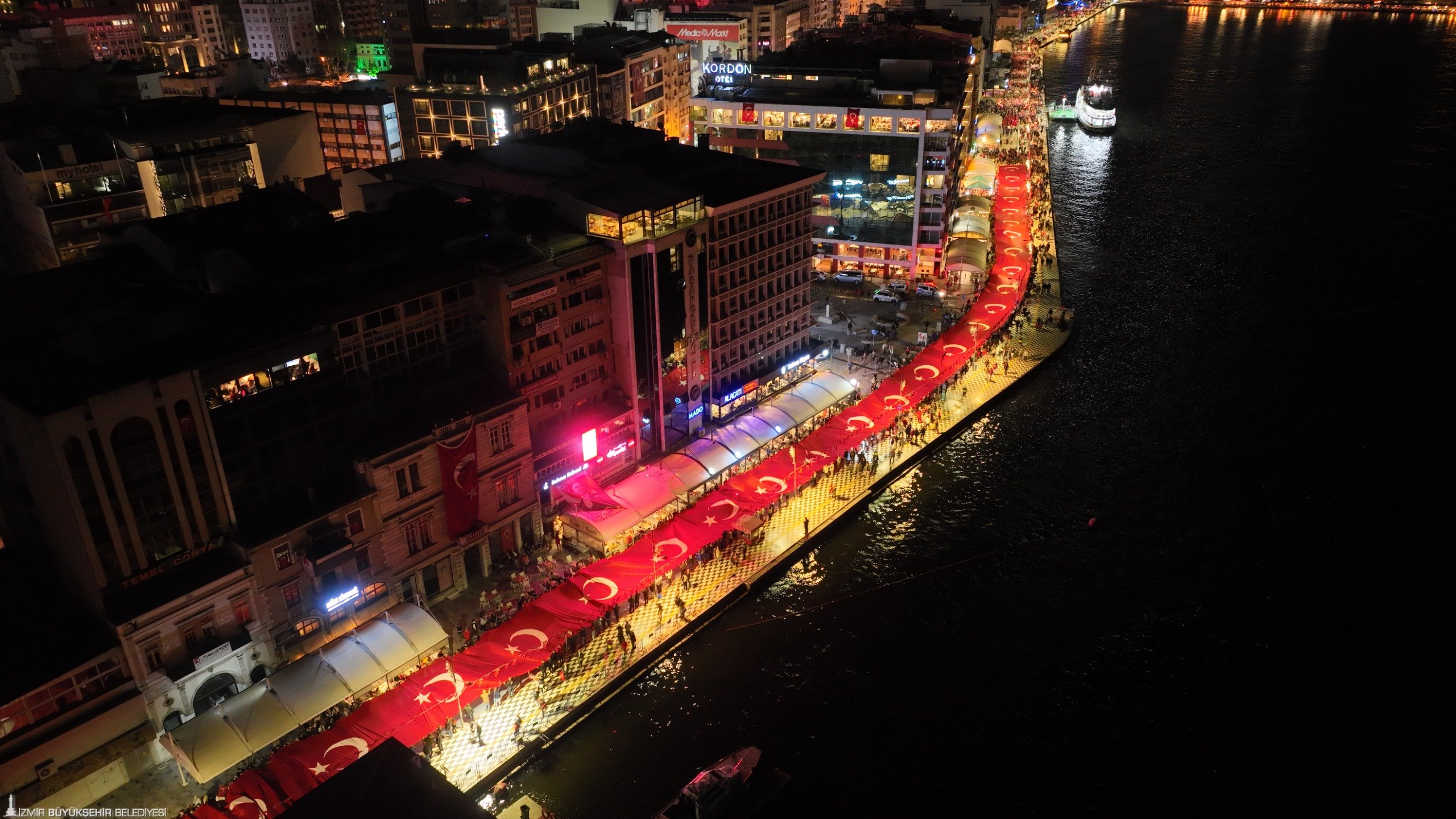 İzmir'de Cumhuriyet Bayramı kutlamalarından renkli görüntüler