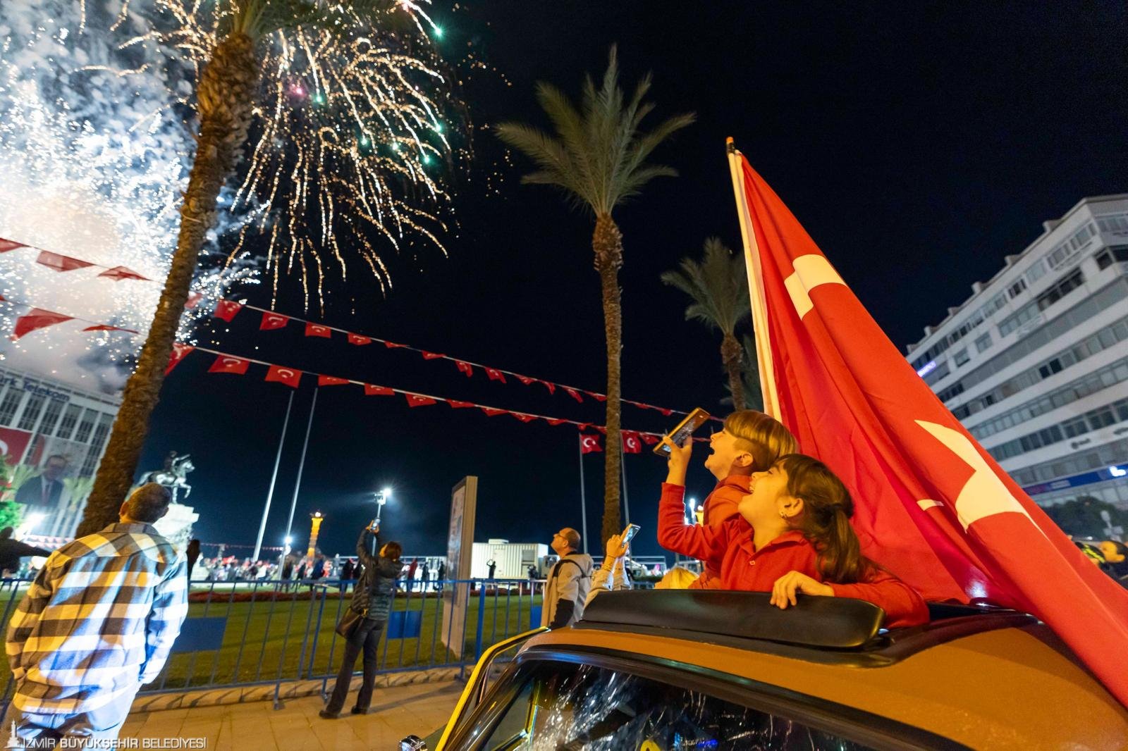 İzmir'de Cumhuriyet Bayramı kutlamalarından renkli görüntüler