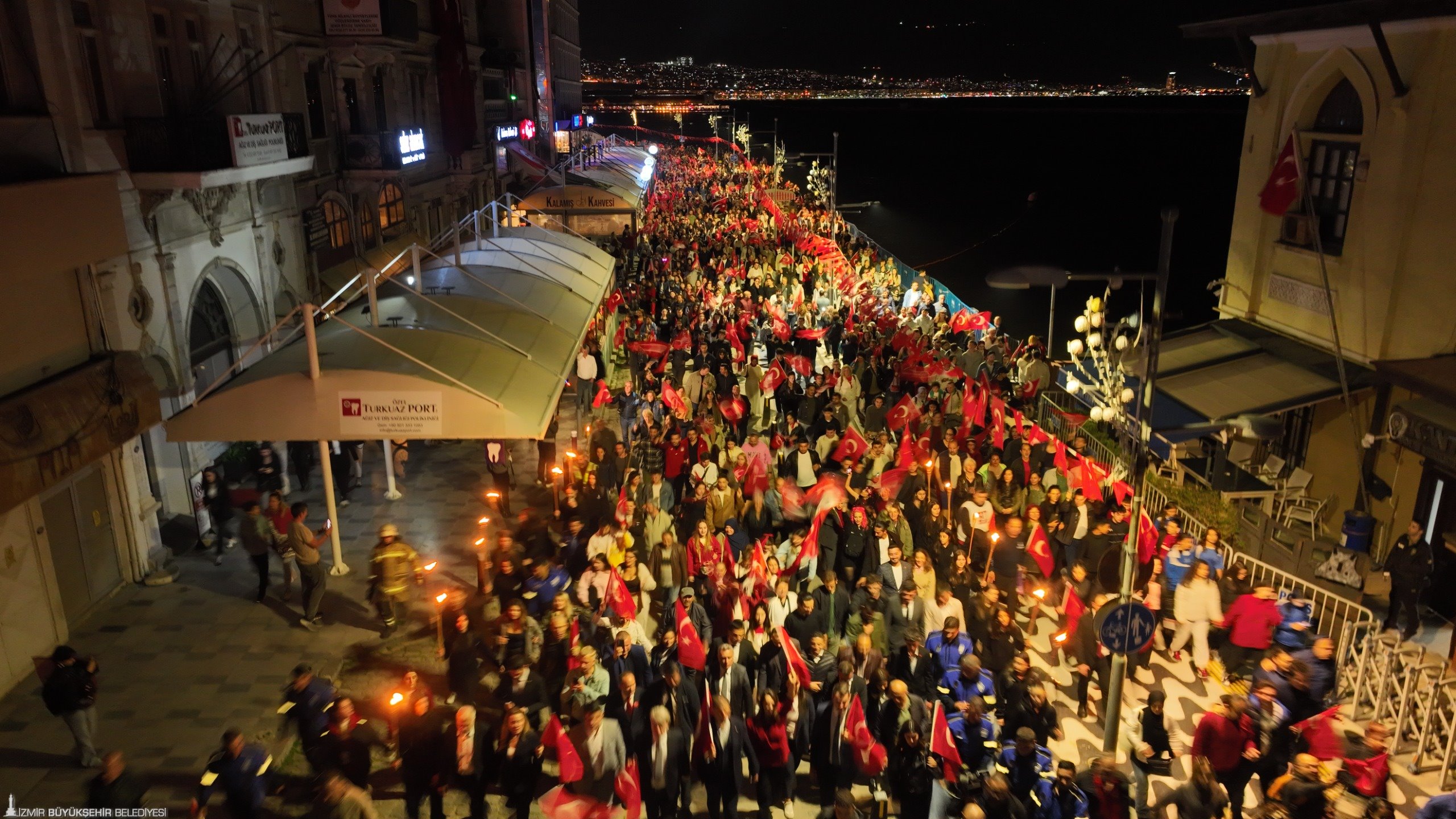 İzmir'de Cumhuriyet Bayramı kutlamalarından renkli görüntüler