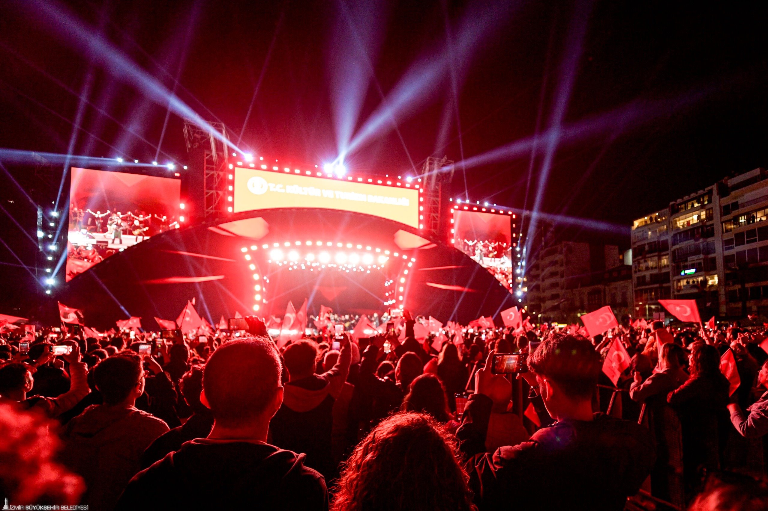 İzmir'de Cumhuriyet Bayramı kutlamalarından renkli görüntüler