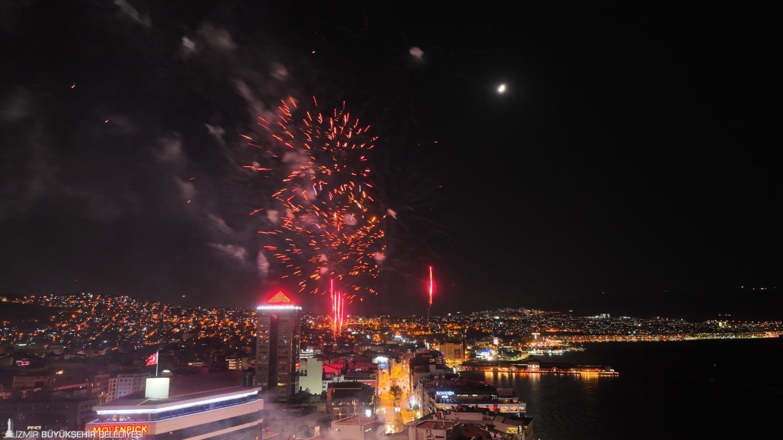 İzmir'de Cumhuriyet Bayramı kutlamalarından renkli görüntüler