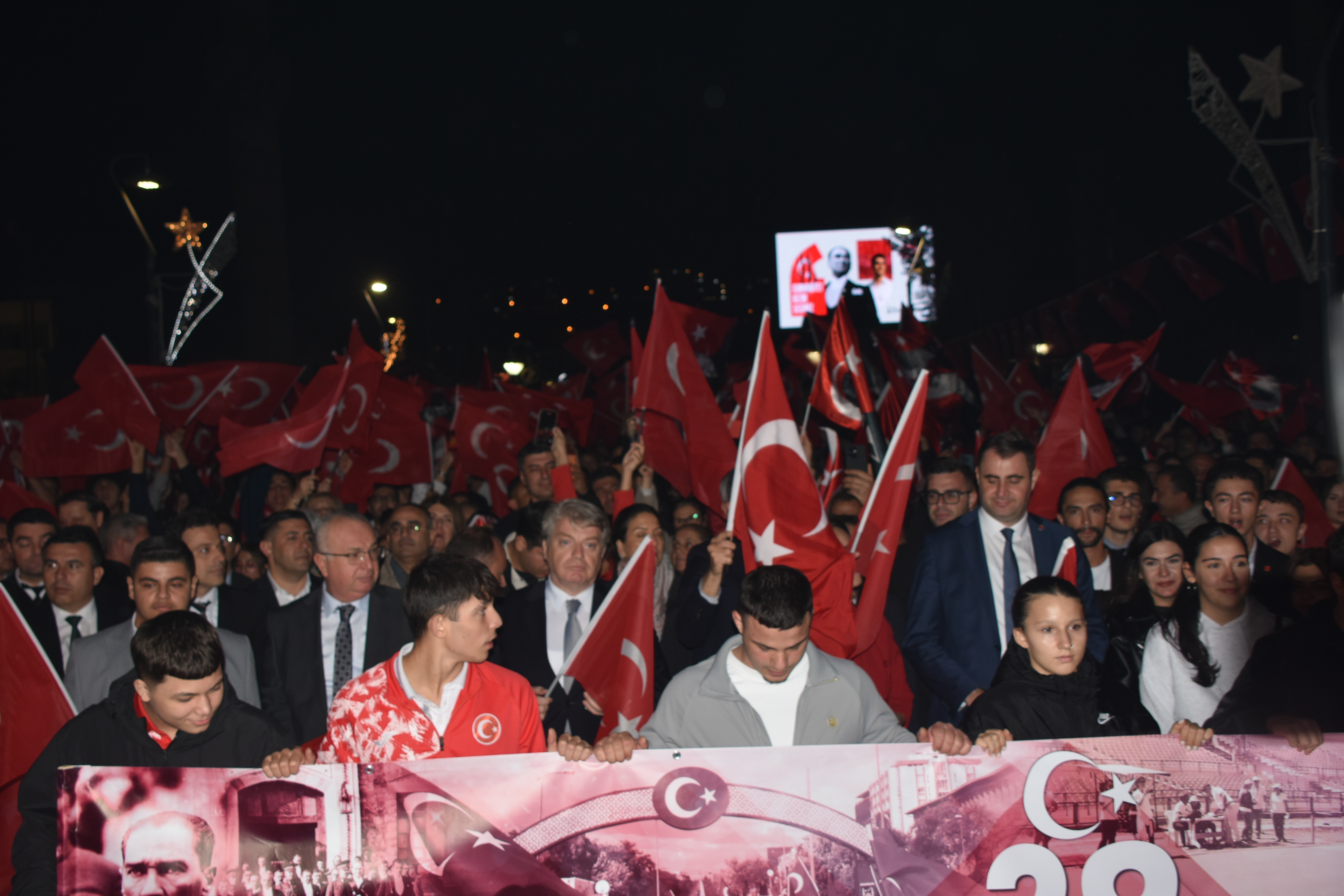 İzmir'de Cumhuriyet Bayramı kutlamalarından renkli görüntüler