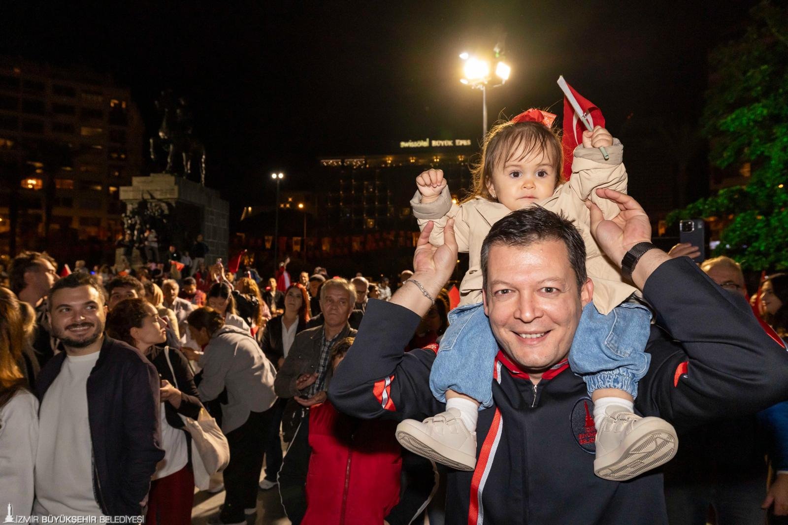 İzmir'de Cumhuriyet Bayramı kutlamalarından renkli görüntüler