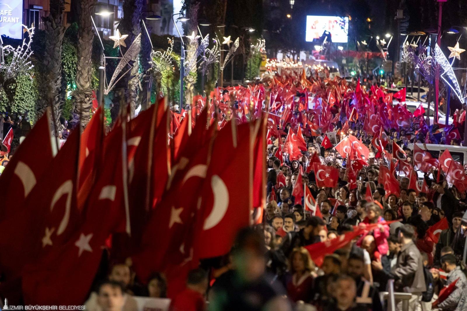 İzmir'de Cumhuriyet Bayramı kutlamalarından renkli görüntüler
