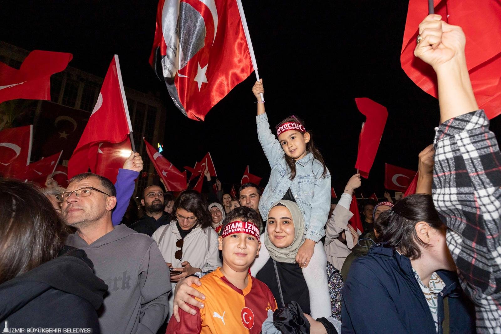 İzmir'de Cumhuriyet Bayramı kutlamalarından renkli görüntüler