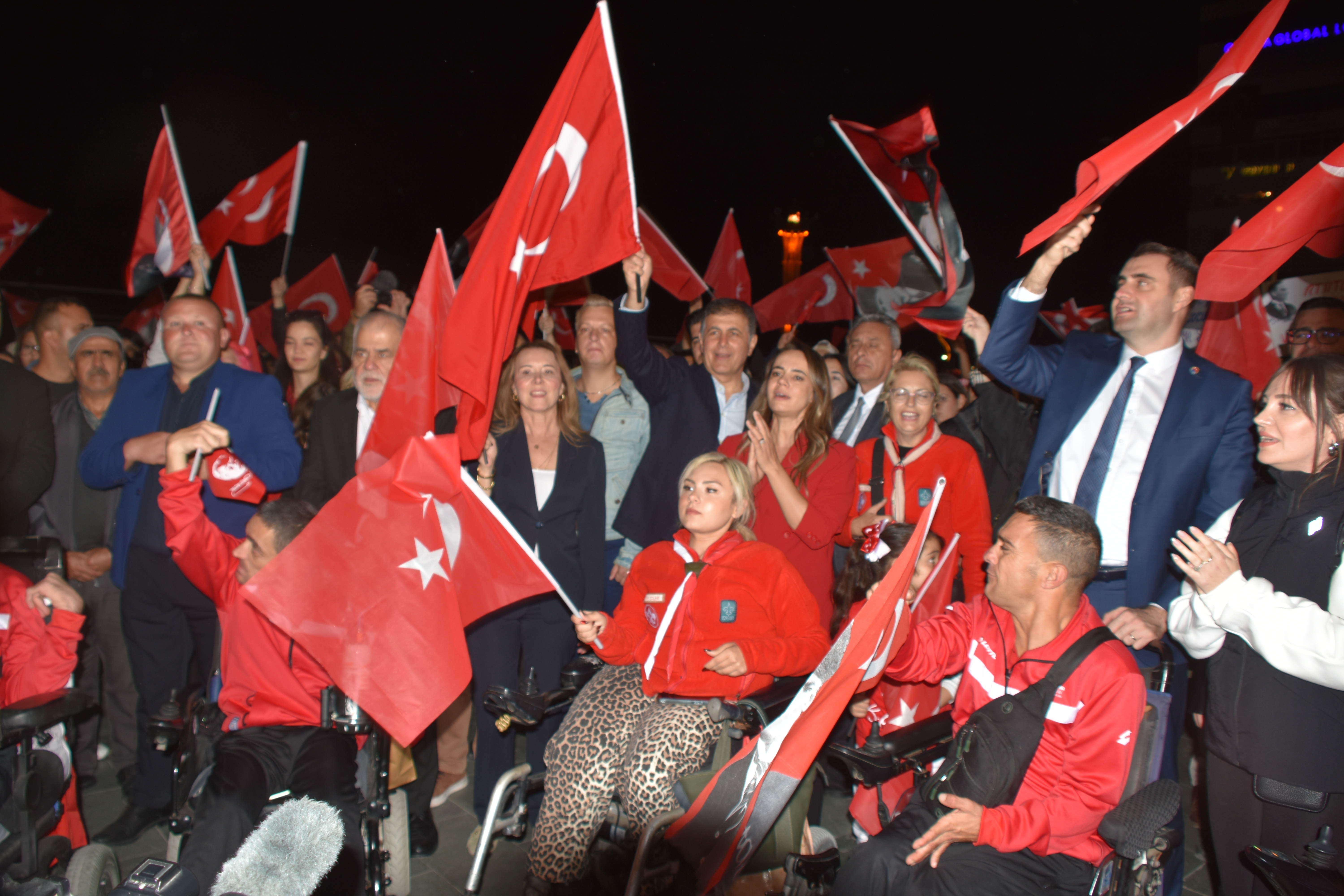 İzmir'de Cumhuriyet Bayramı kutlamalarından renkli görüntüler