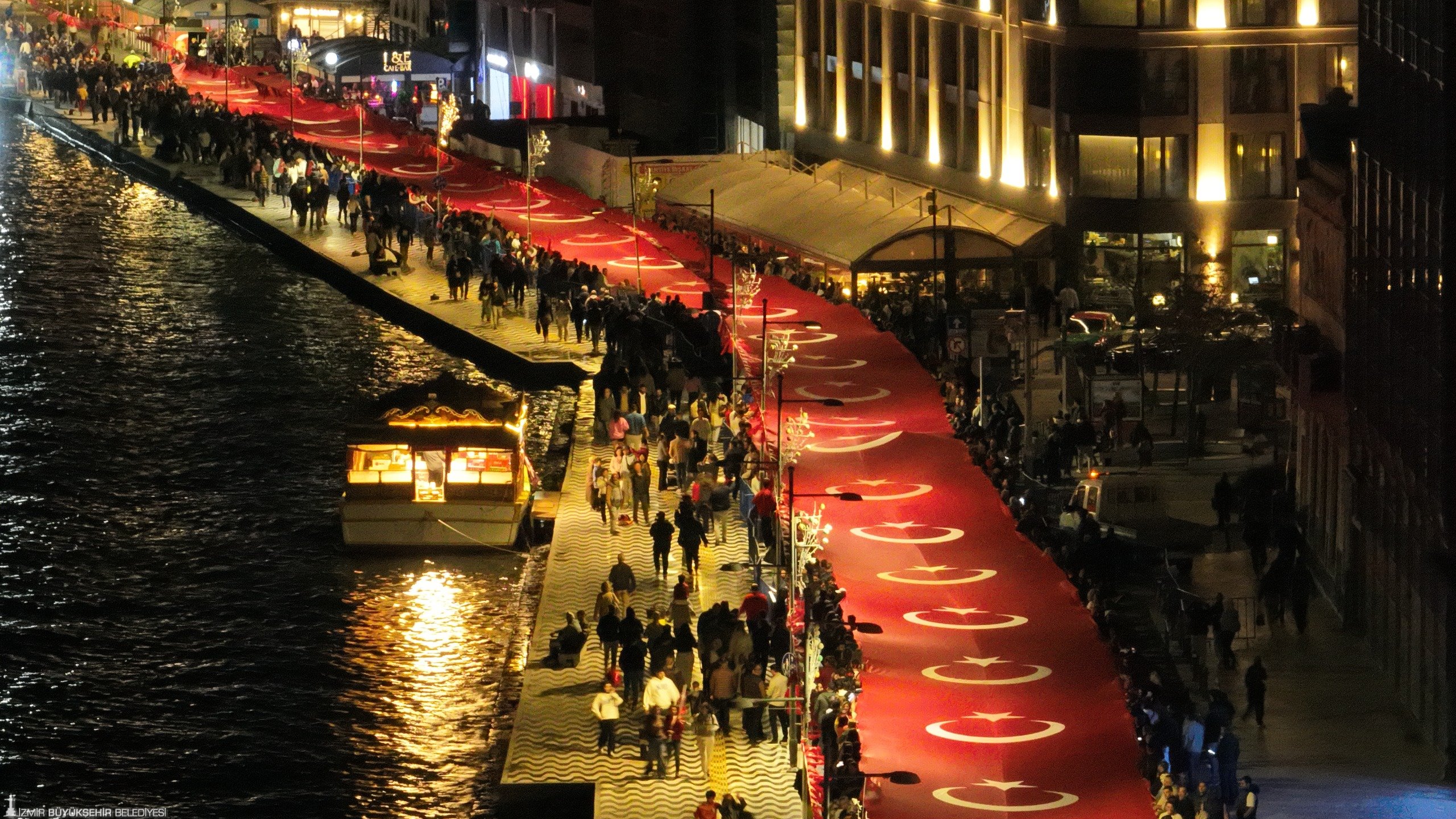 İzmir'de Cumhuriyet Bayramı kutlamalarından renkli görüntüler