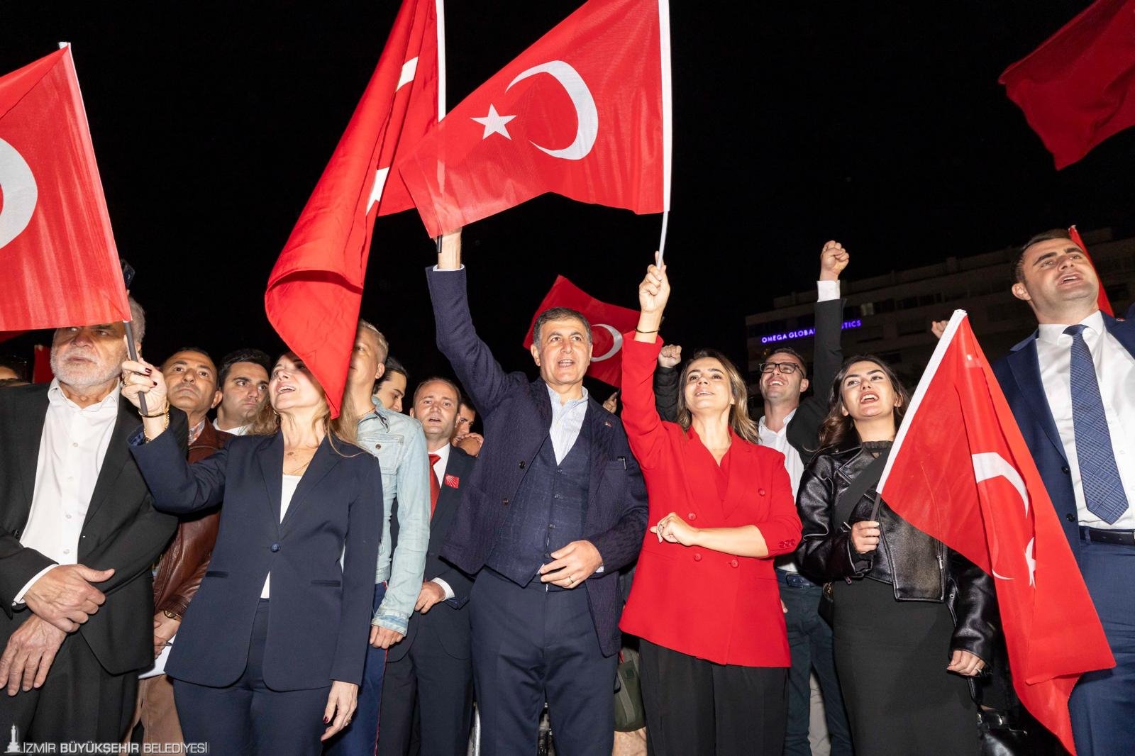 İzmir'de Cumhuriyet Bayramı kutlamalarından renkli görüntüler