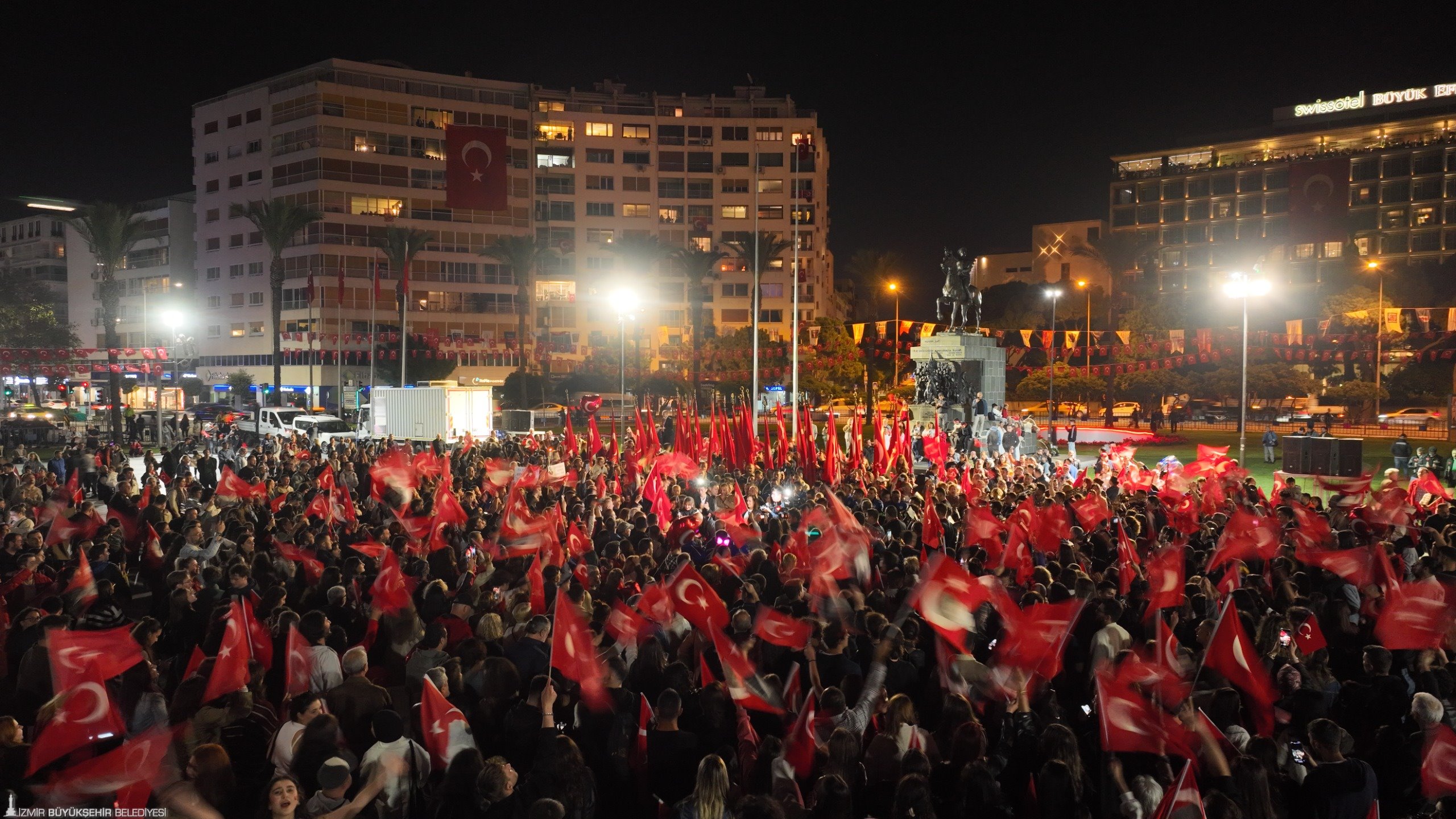 İzmir'de Cumhuriyet Bayramı kutlamalarından renkli görüntüler