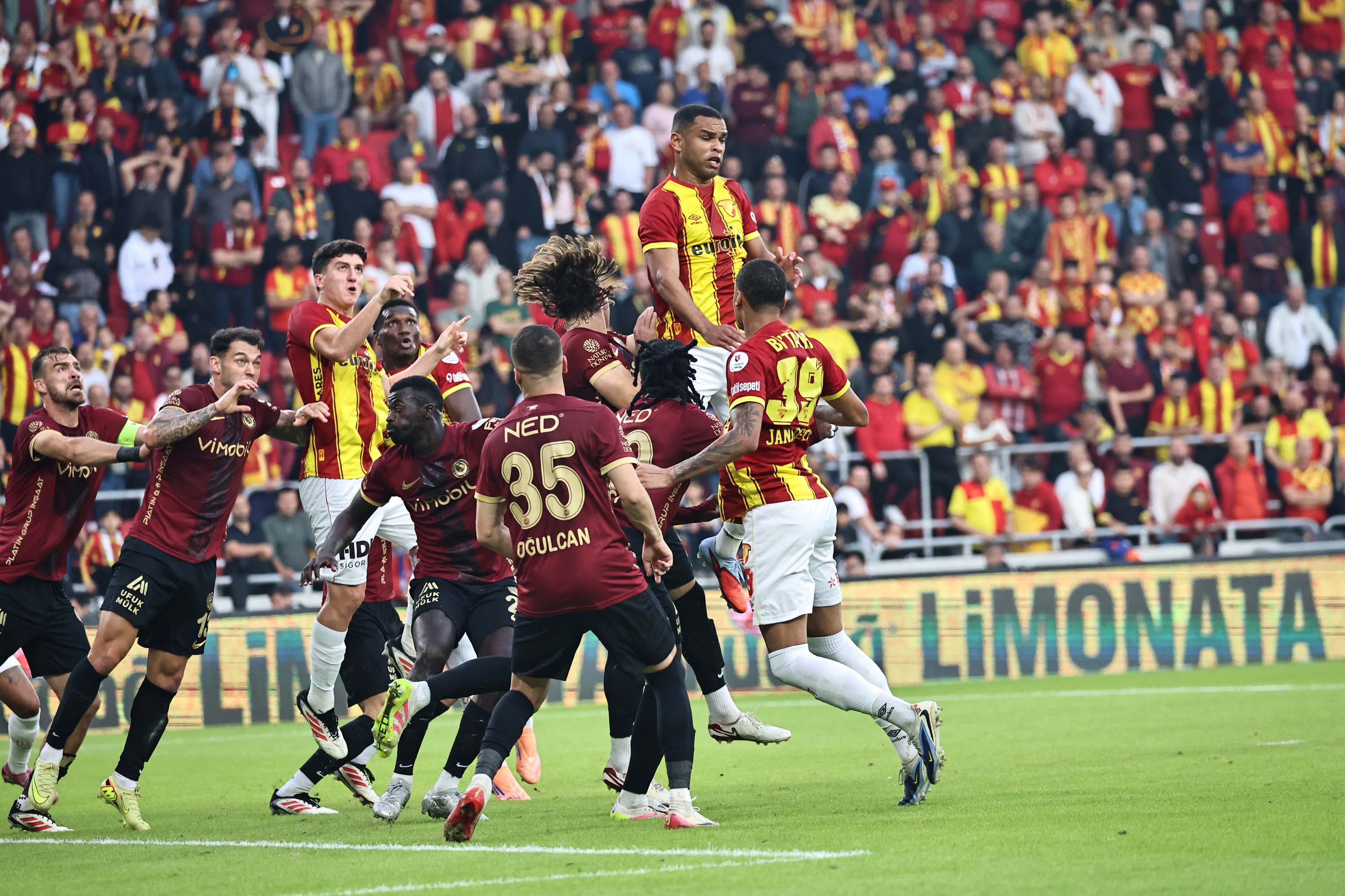 Göztepe - Gençlerbirliği maçından kareler...