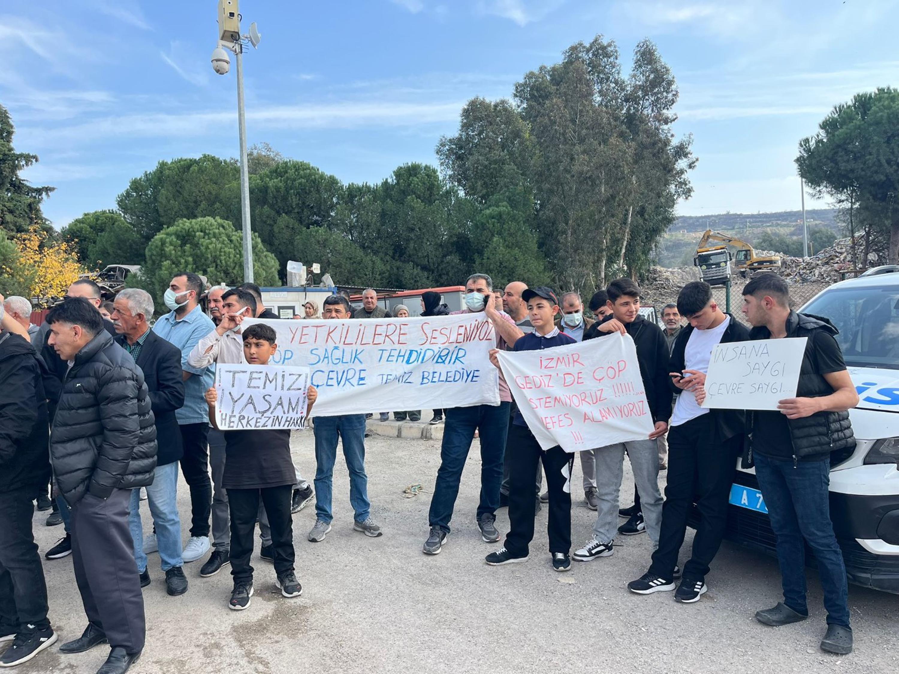 Buca'da mahalleliden 'çöp' eylemi