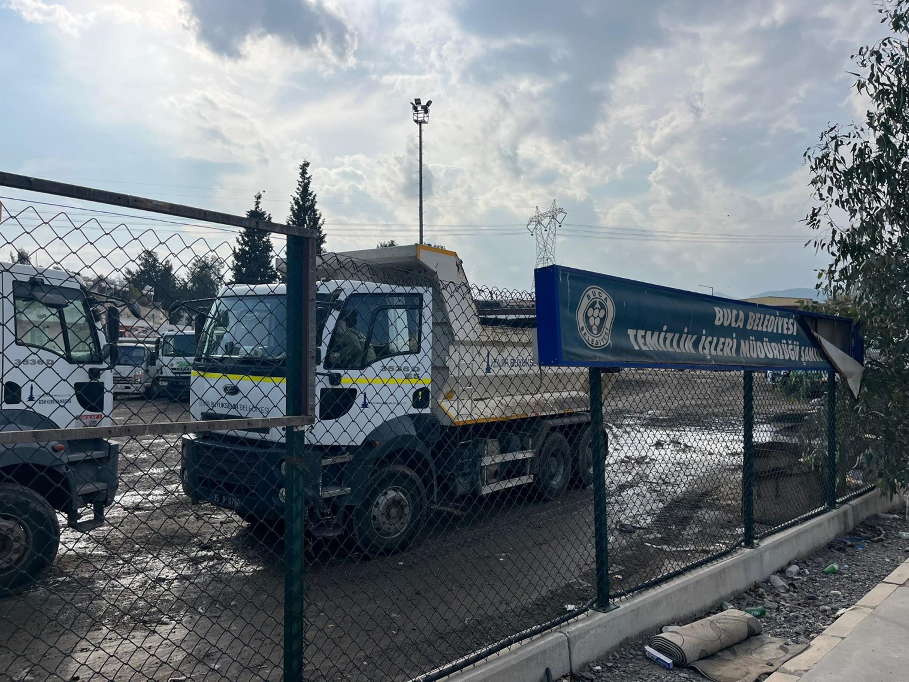 Buca'da mahalleliden 'çöp' eylemi