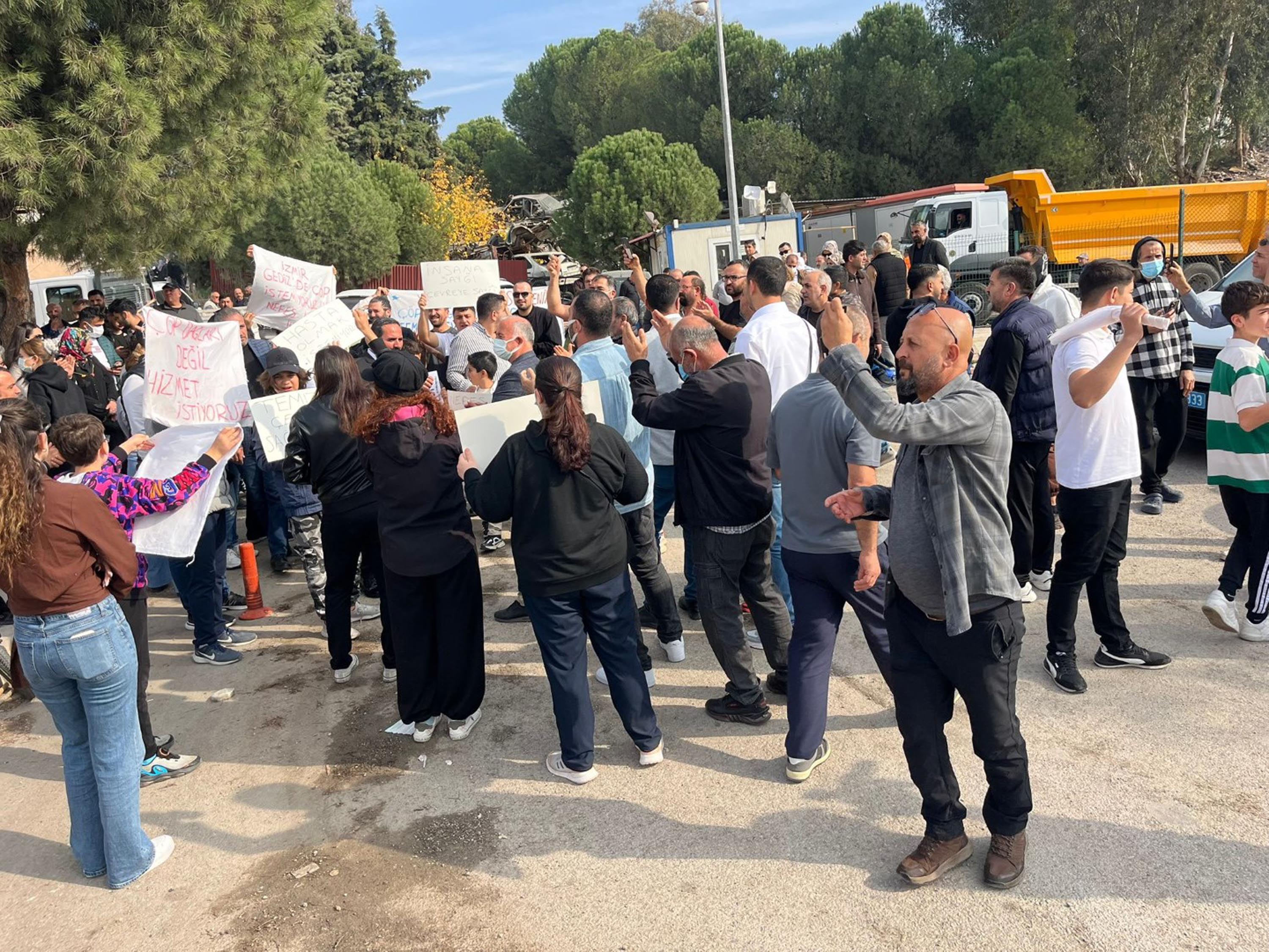 Buca'da mahalleliden 'çöp' eylemi