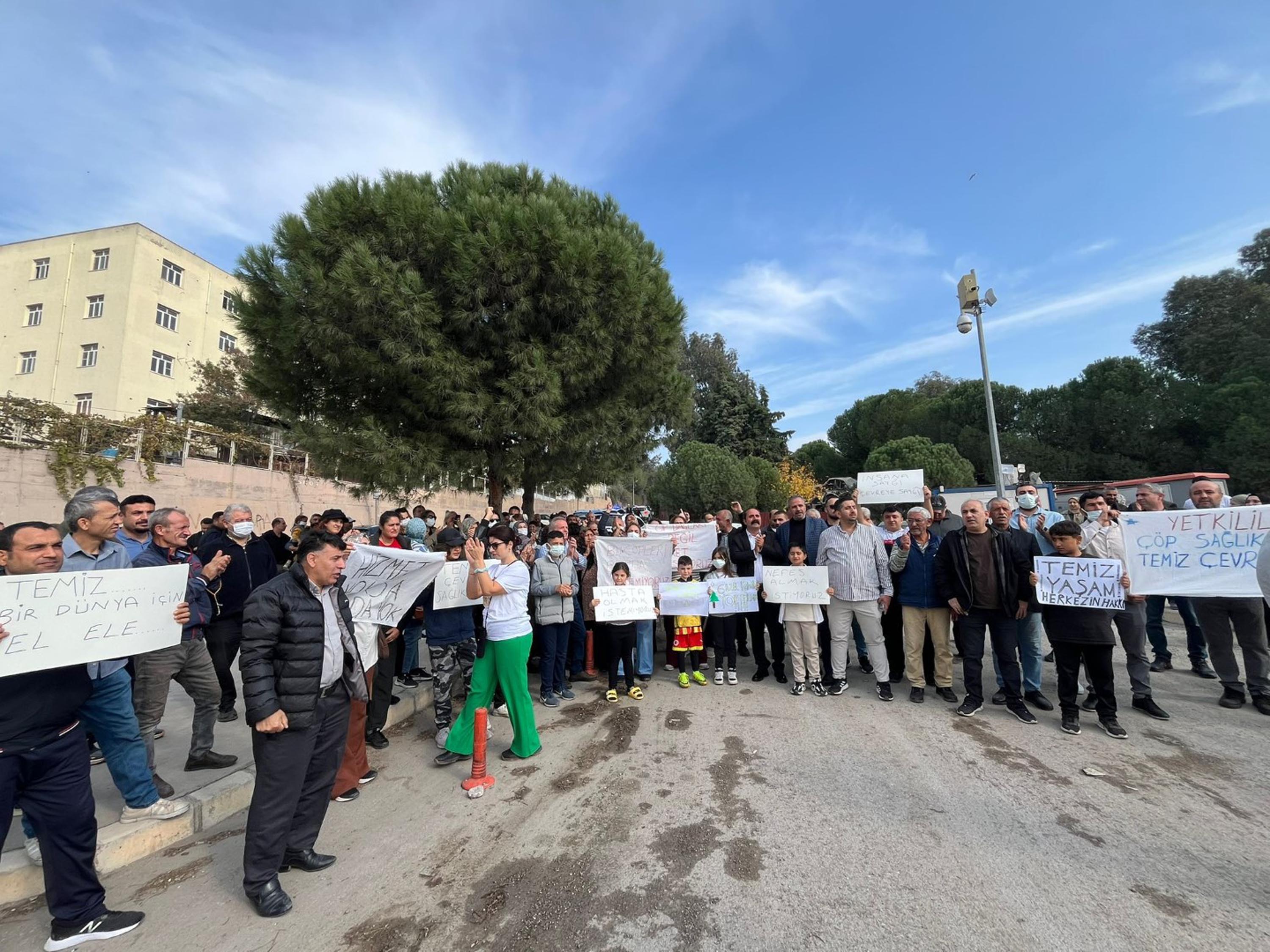 Buca'da mahalleliden 'çöp' eylemi