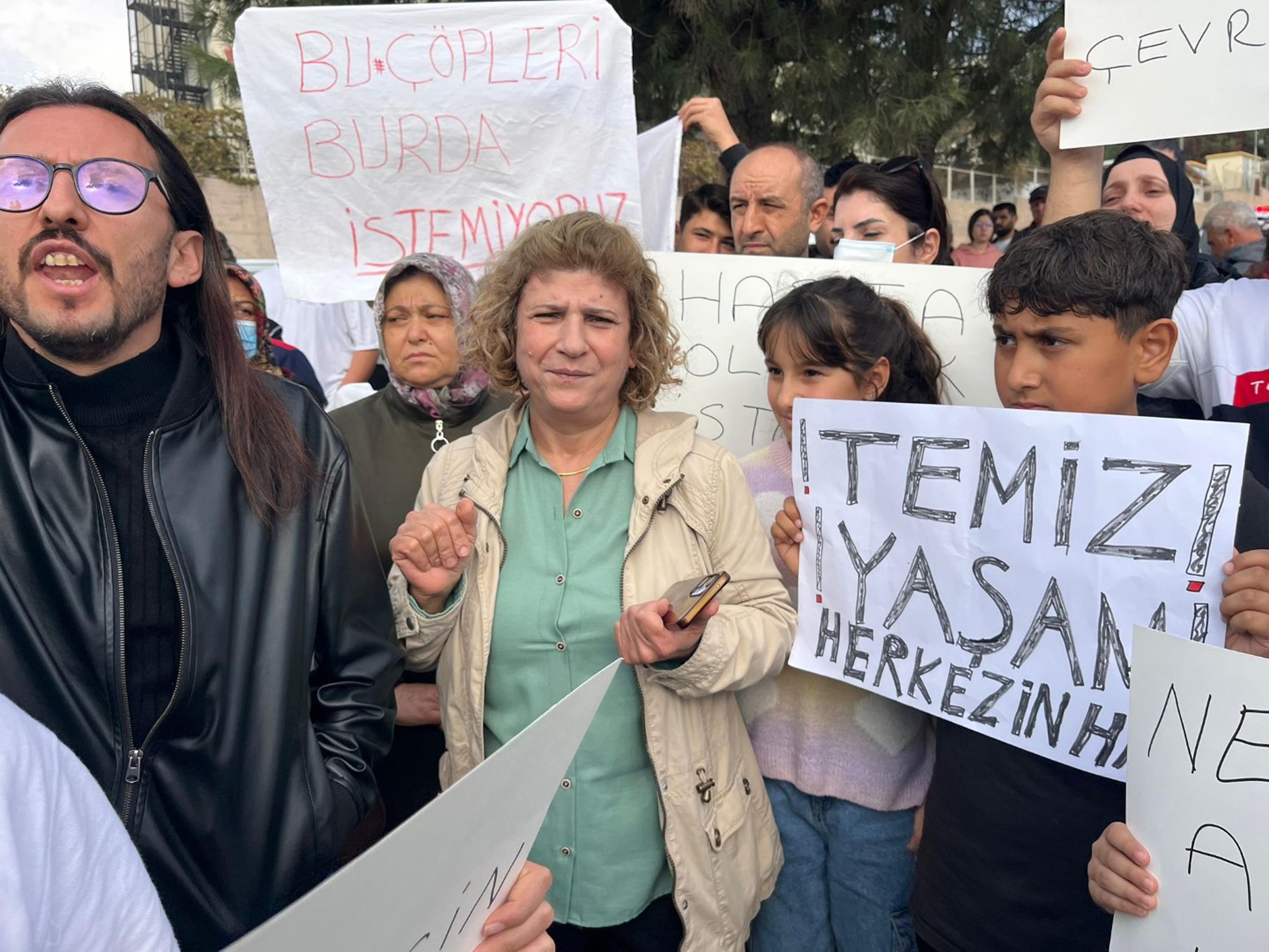 Buca'da mahalleliden 'çöp' eylemi