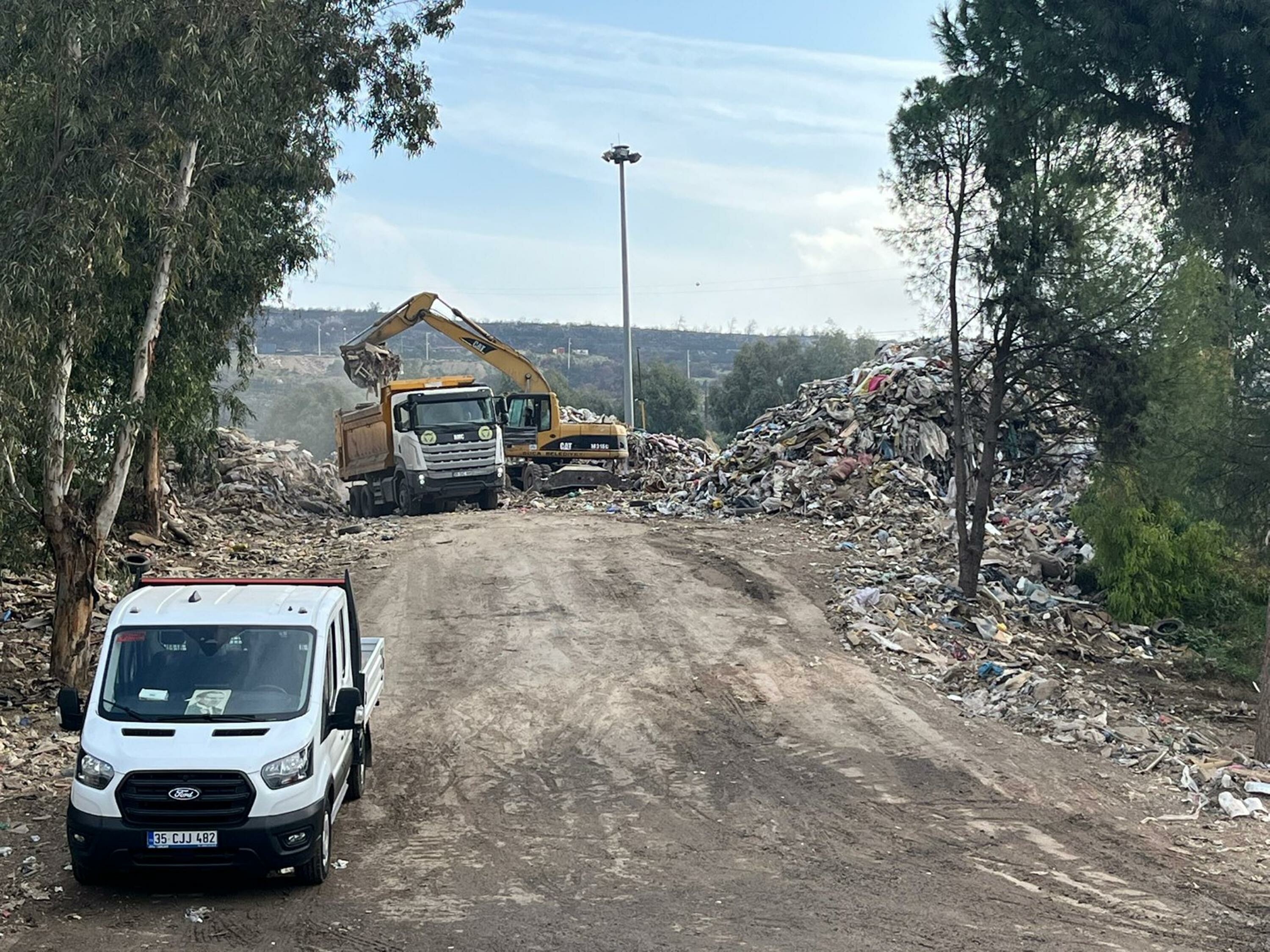 Buca'da mahalleliden 'çöp' eylemi
